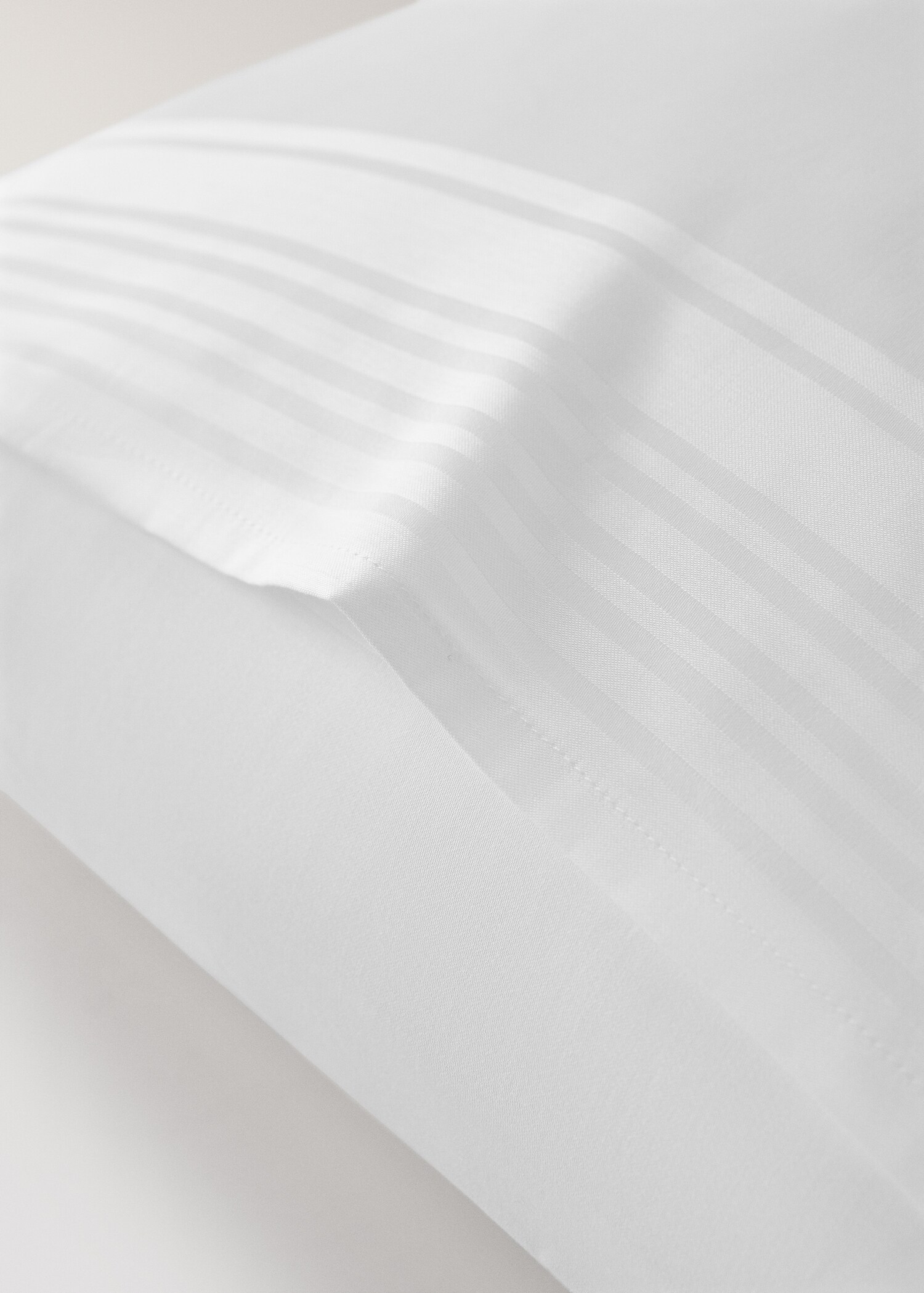 Two 300-thread count cotton satin striped pillowcases 50x75 cm - Details of the article 3