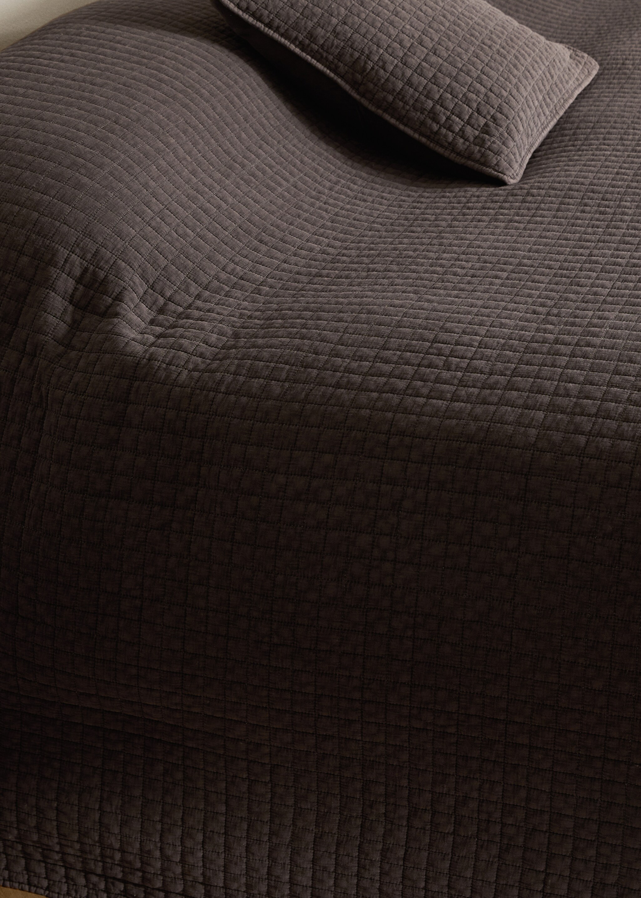 Cotton garment-dyed check bedspread for 180/200 cm bed - Details of the article 7, Coffee. Ref: 17063808-00.