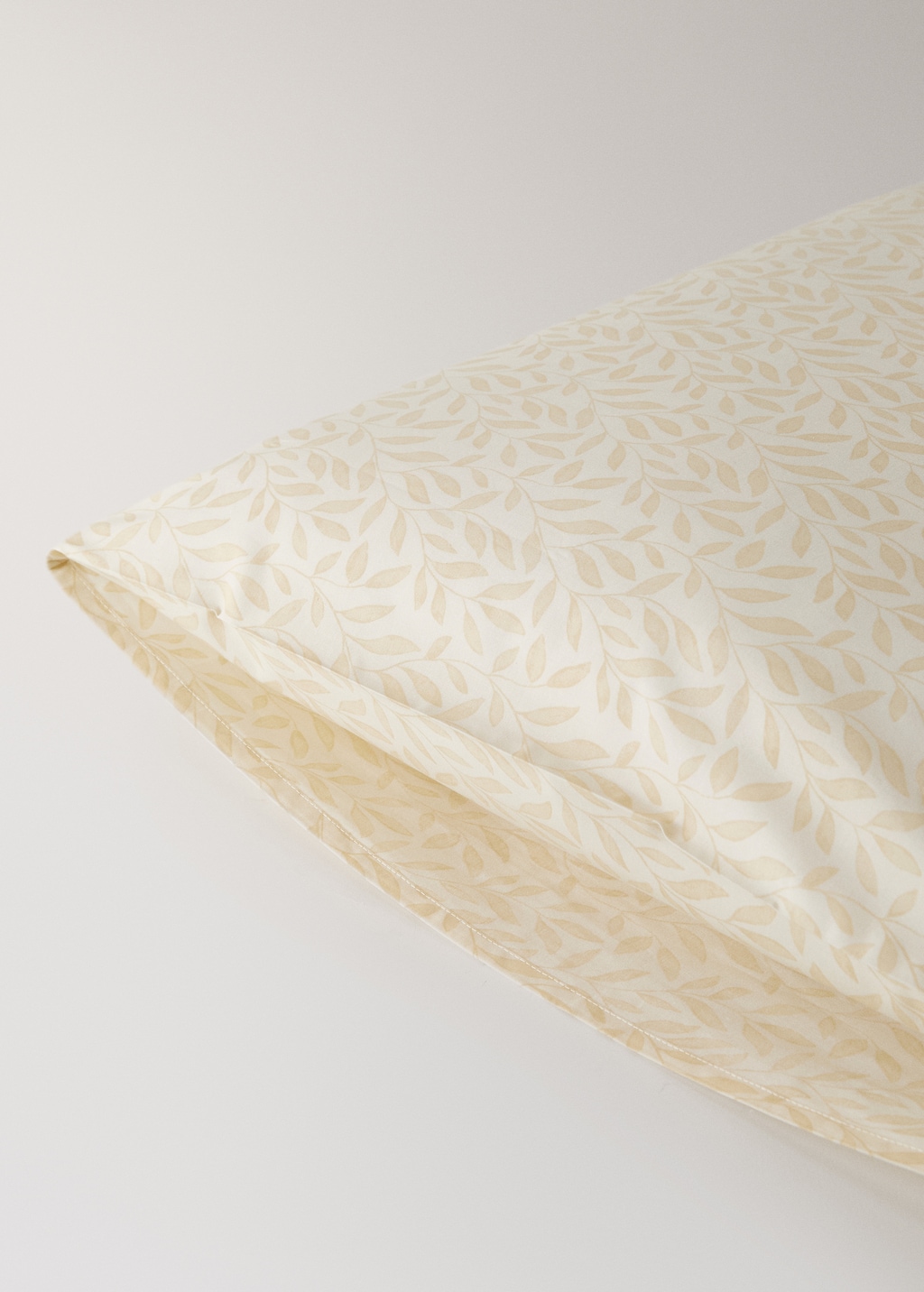 Two 60x60 cm percale cotton pillowcases with leaf pattern