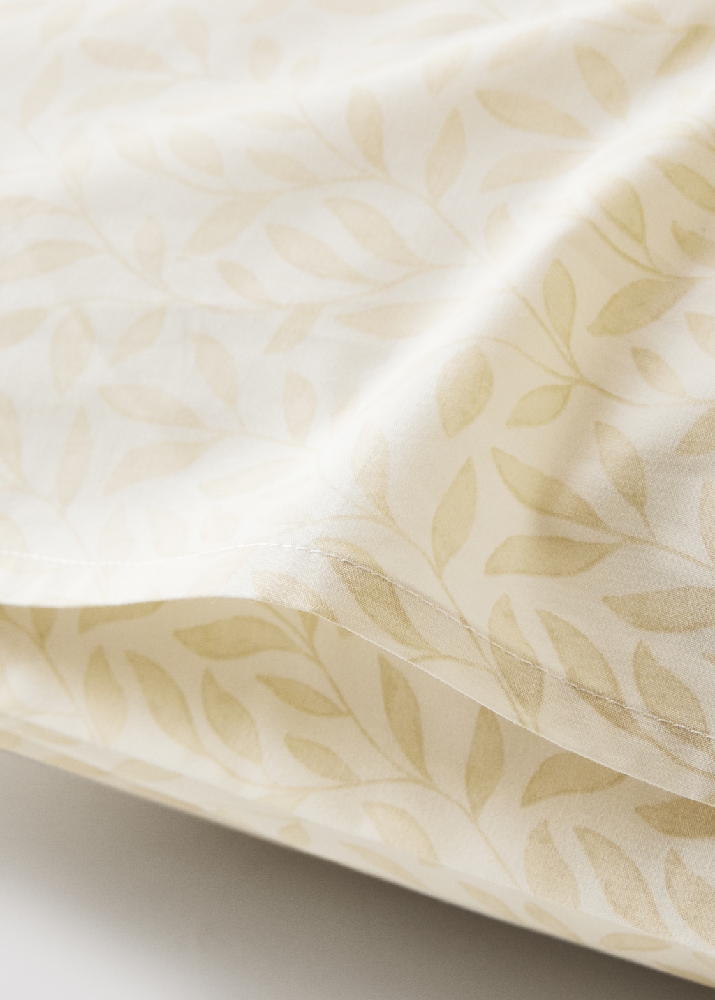 Two 60x60 cm percale cotton pillowcases with leaf pattern