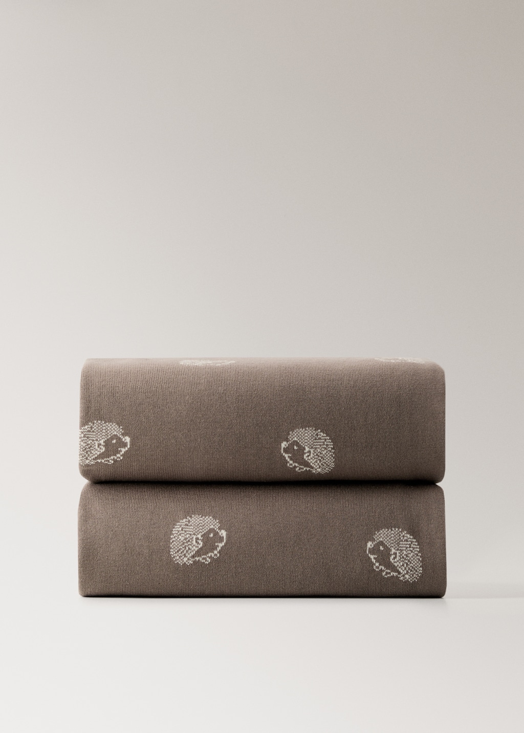 Jacquard children’s blanket with hedgehog design