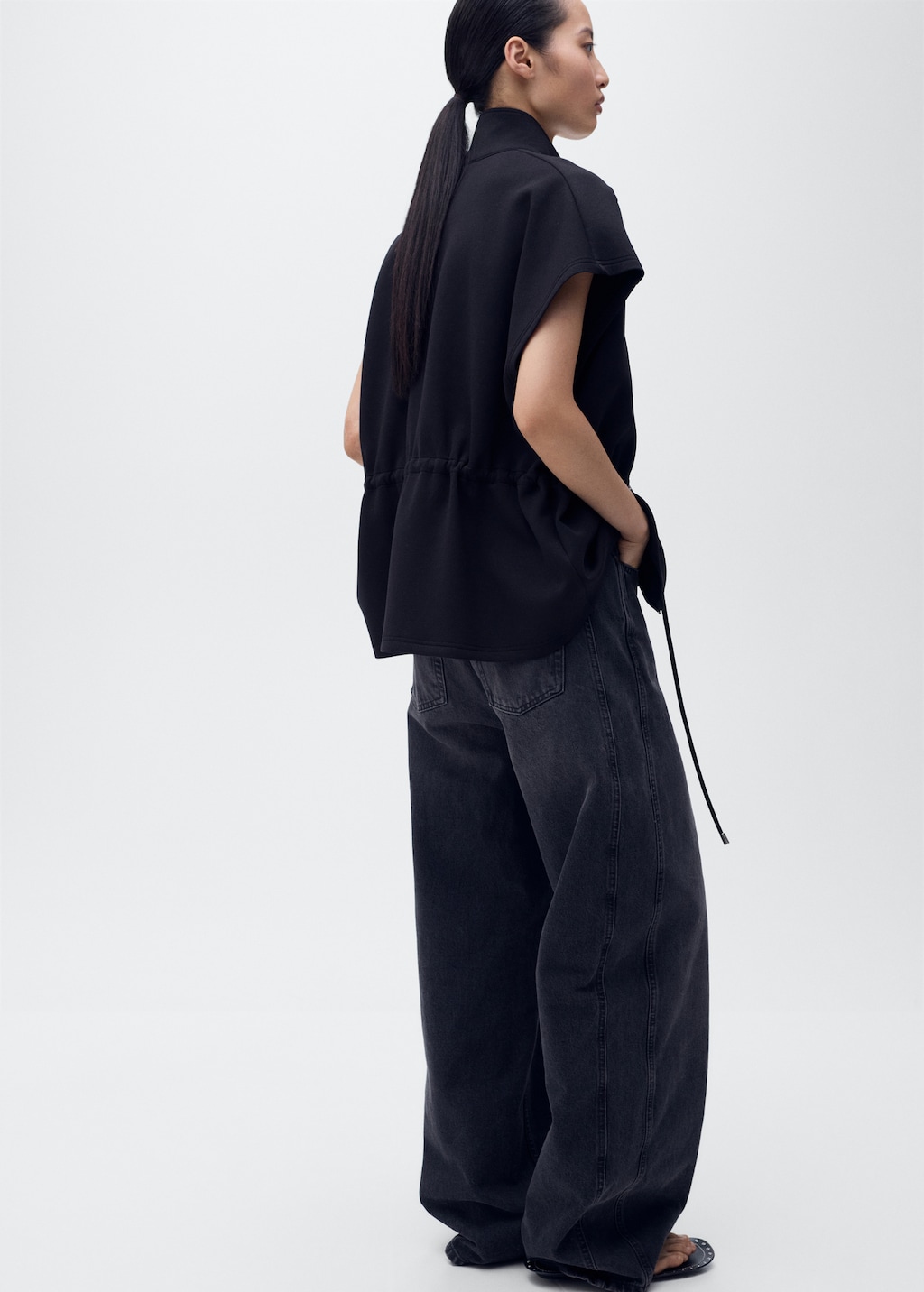 Short-sleeved jacket with adjustable waistband