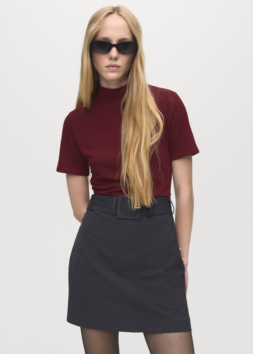 Contrasting belt dress