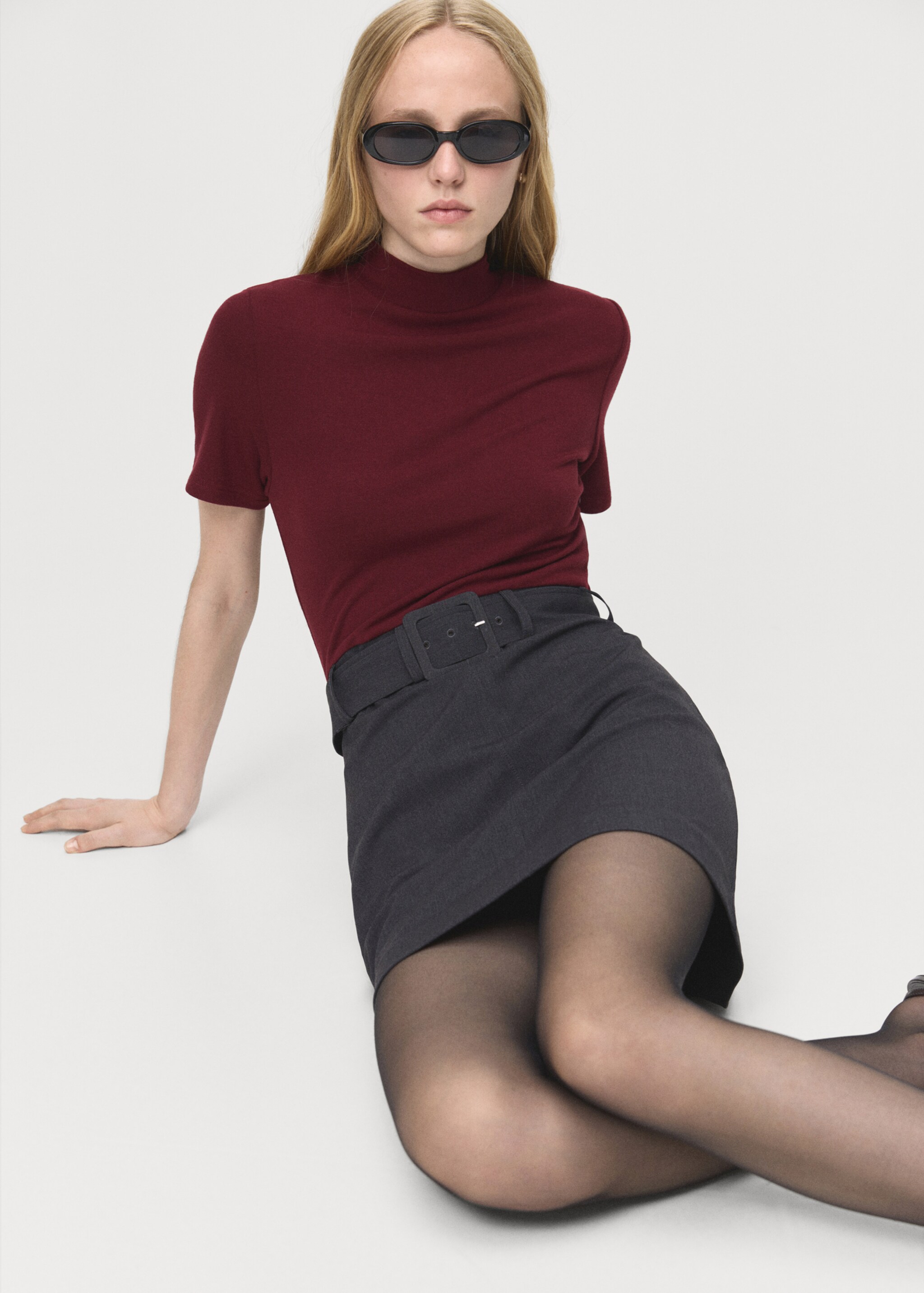Contrasting belt dress - Details of the article 2, Burgundy. Ref: 17064074-00.