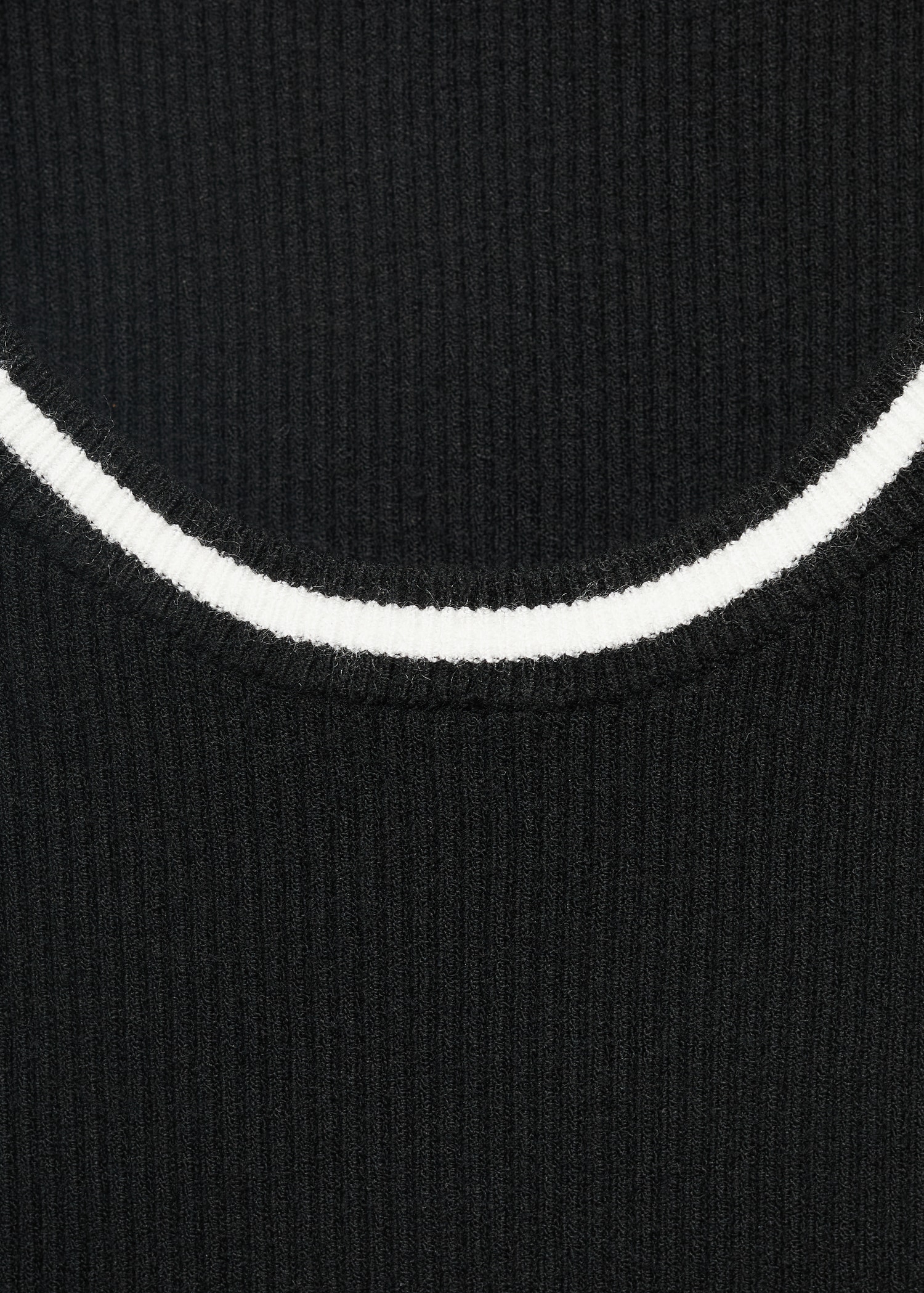 Knitted top with contrast details - Details of the article 0