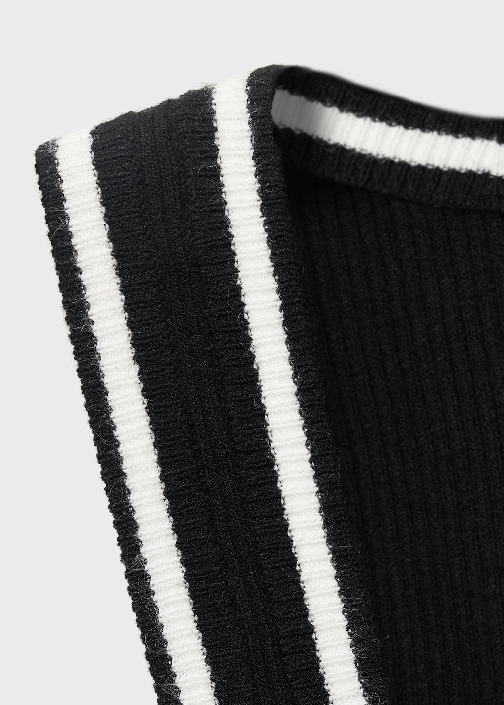 Knitted top with contrast details