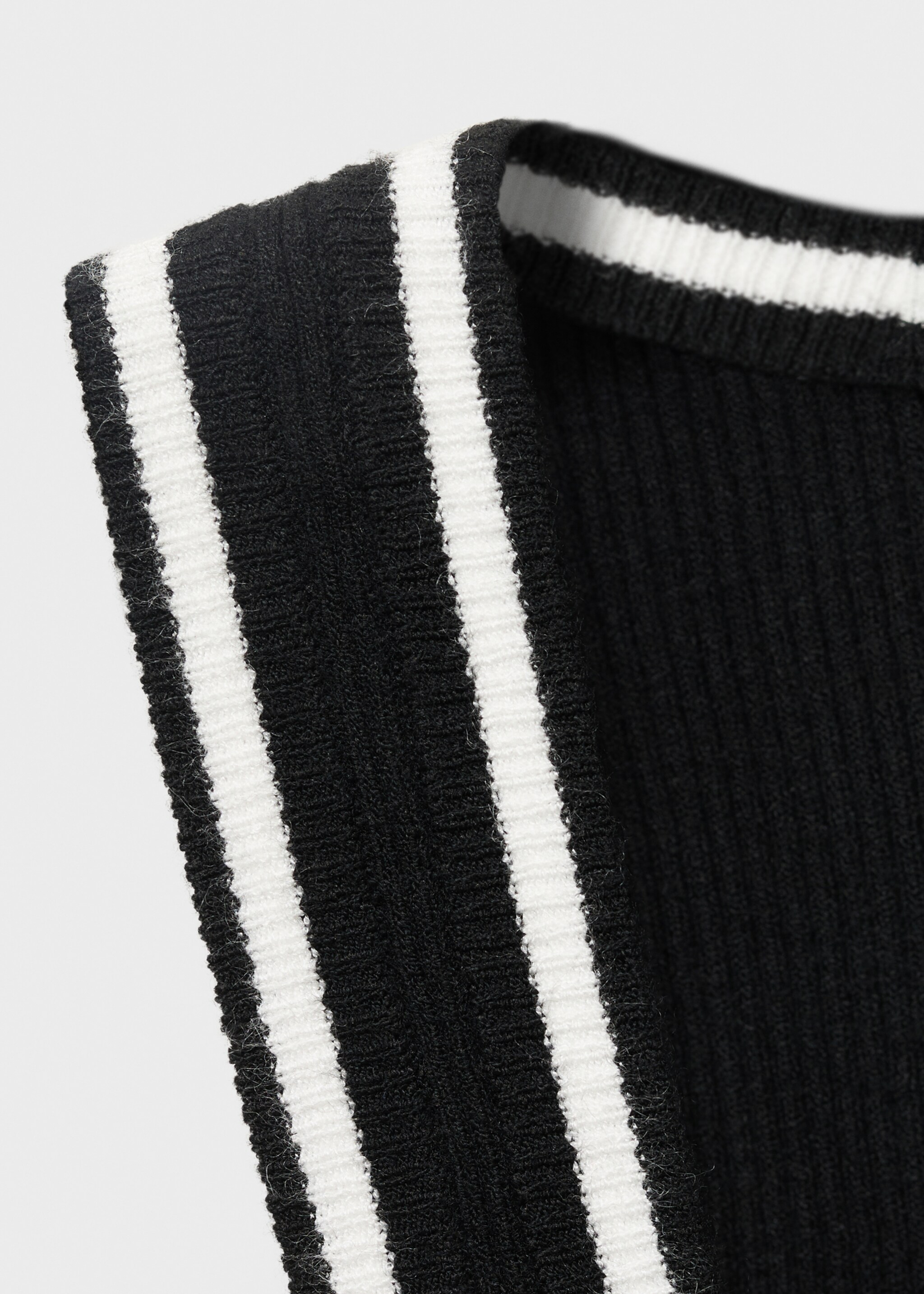 Knitted top with contrast details - Details of the article 8