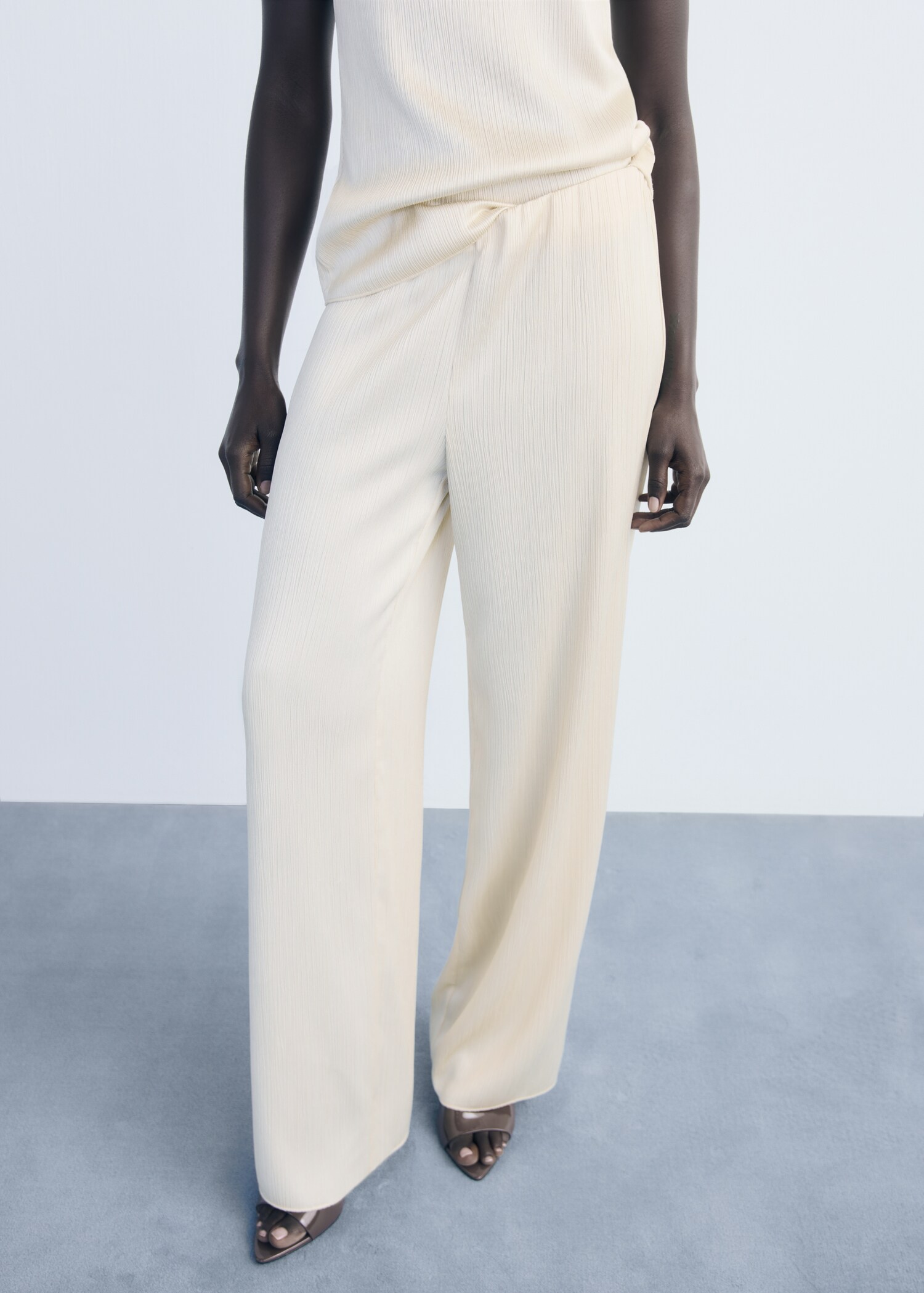 Pleated trousers with elastic waist - Medium plane