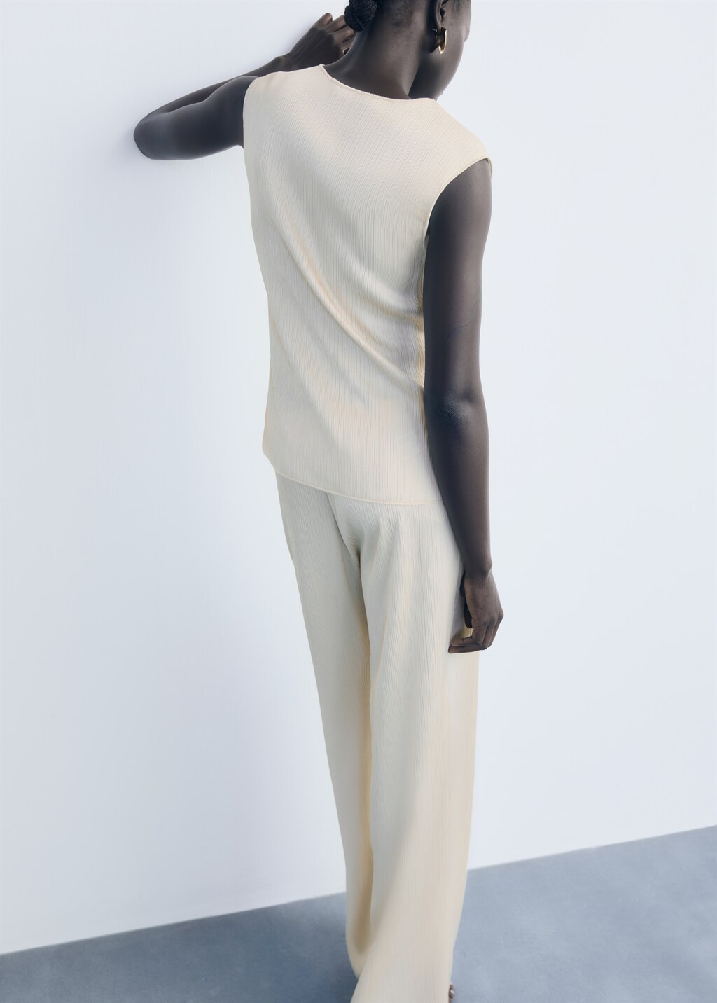 Pleated pants with elastic waist - image 3