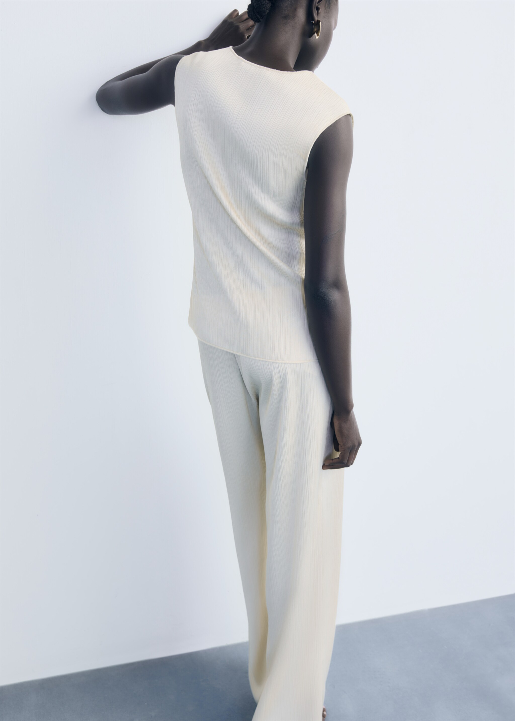 Pleated trousers with elastic waist - Reverse of the article