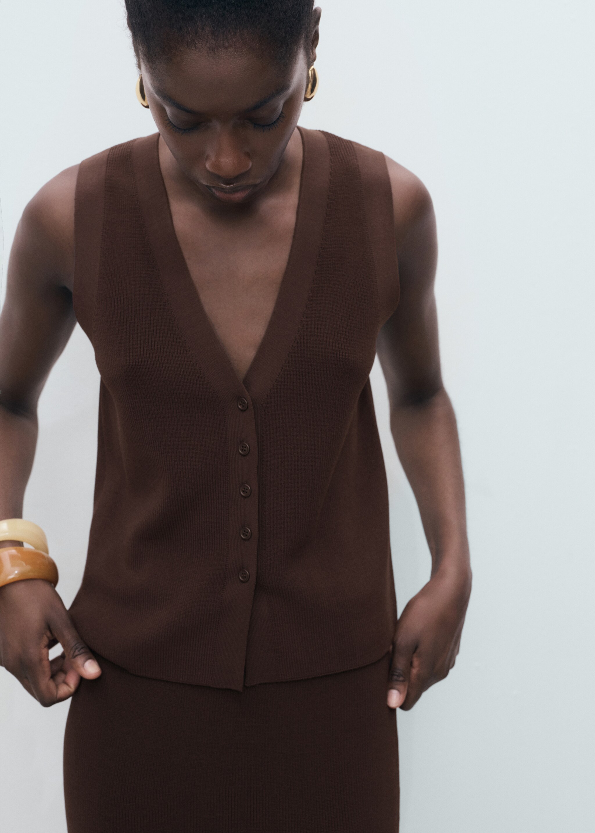 Fine-knit gilet - Medium plane, Chocolate. Ref: 17064098-00.