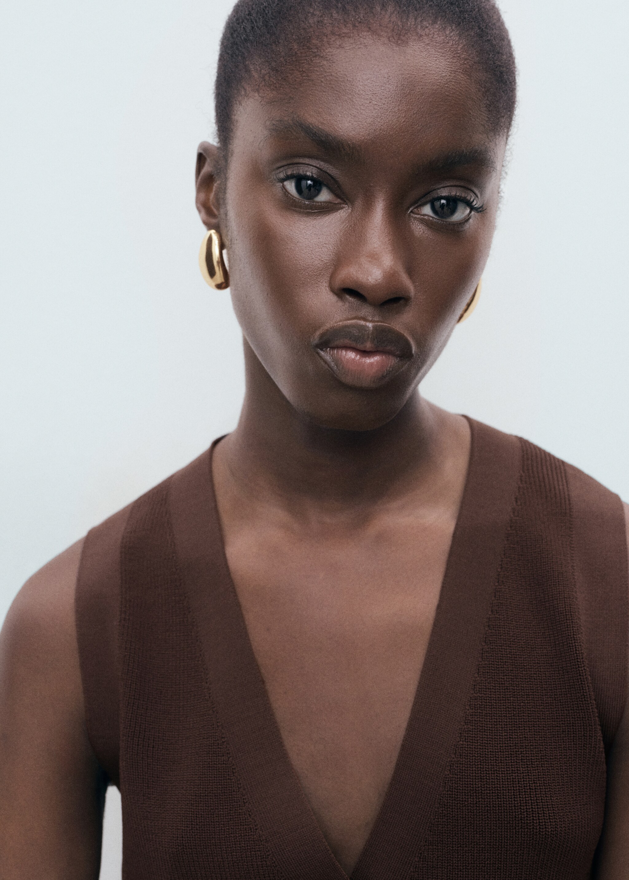 Fine-knit gilet - Details of the article 1, Chocolate. Ref: 17064098-00.