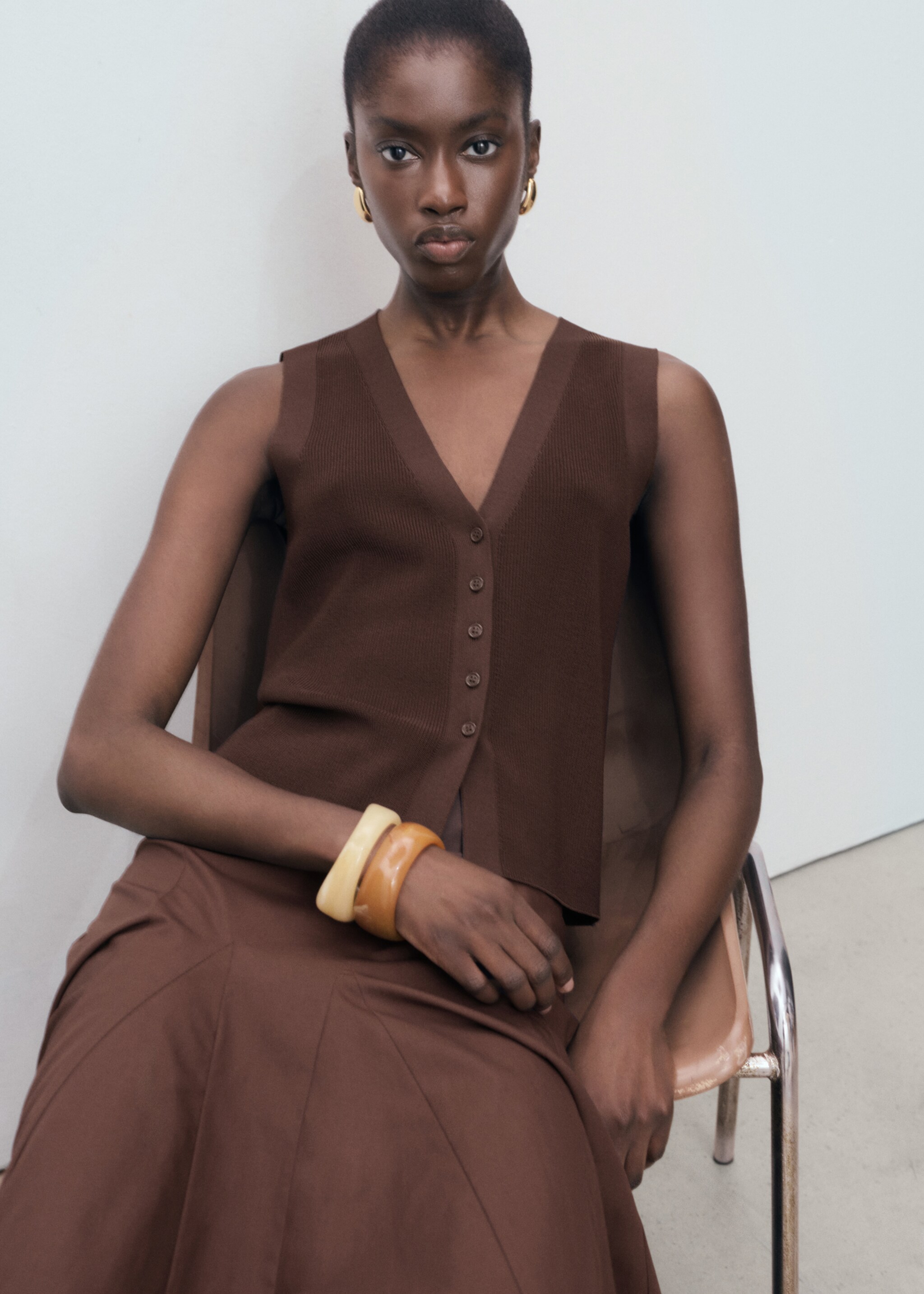 Fine-knit gilet - Details of the article 6, Chocolate. Ref: 17064098-00.