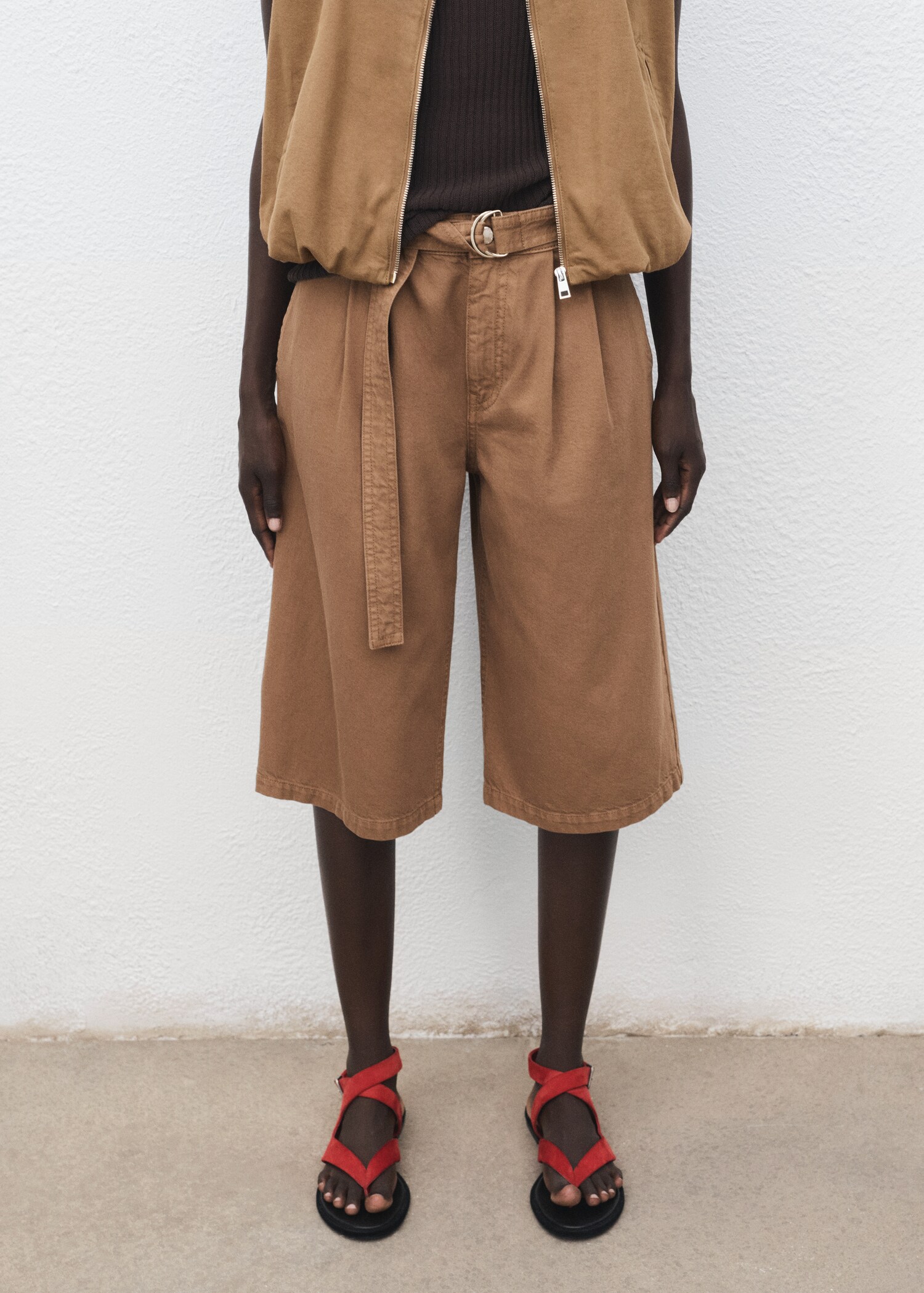 Bermuda jorts en denim avec ceinture - Plan moyen