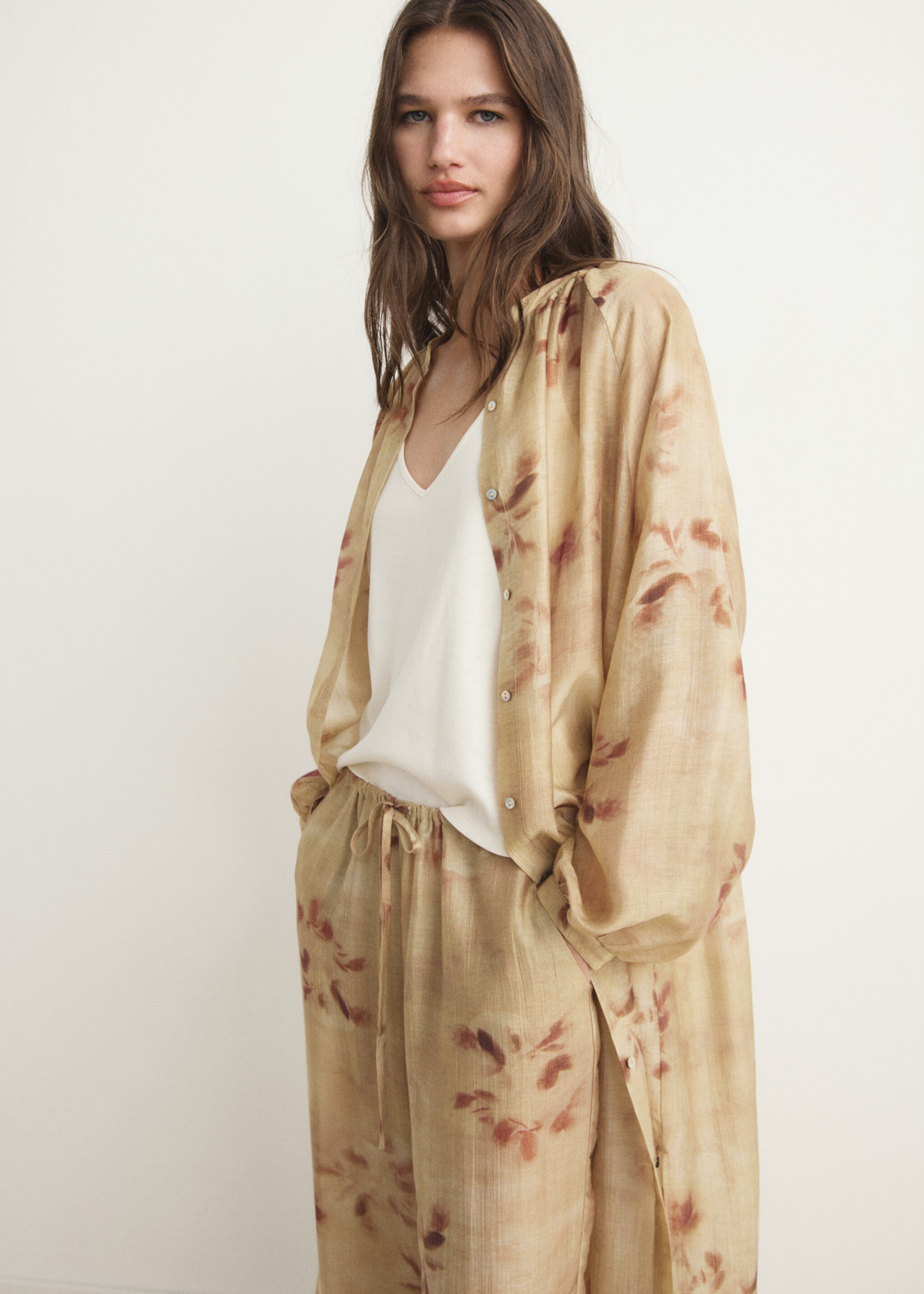 Leaf-print trousers - Details of the article 1, Sand. Ref: 17064103-00.