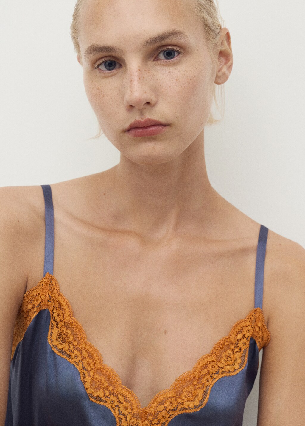 Silk top with contrasting lace - image 4