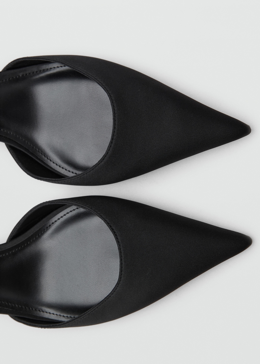 Kitten-heeled shoes with ankle strap