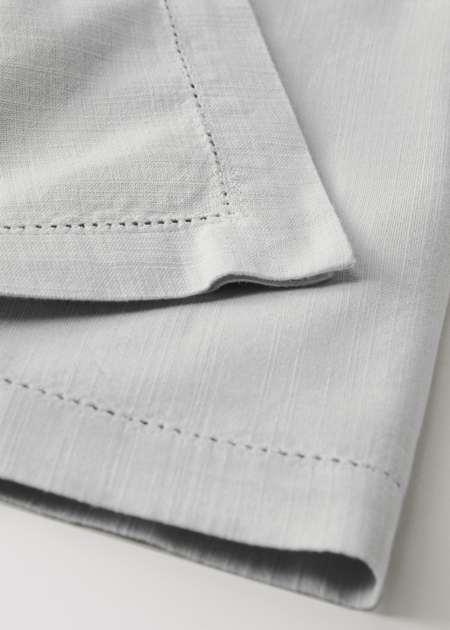 Cotton table runner with hemstitch detail - Details of the article 1