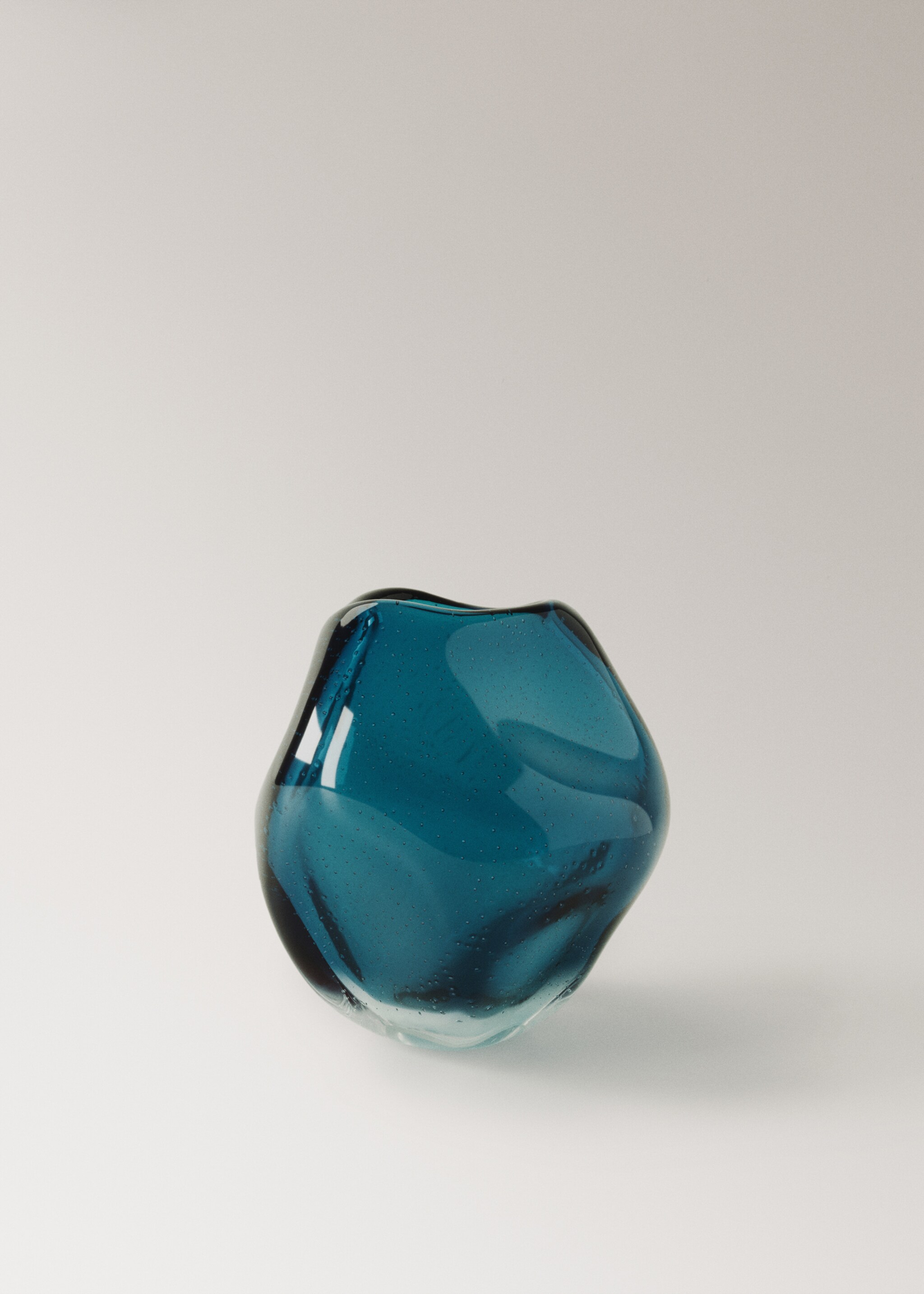Low irregular glass vase - Article without model, Ink Blue. Ref: 17064133-00.