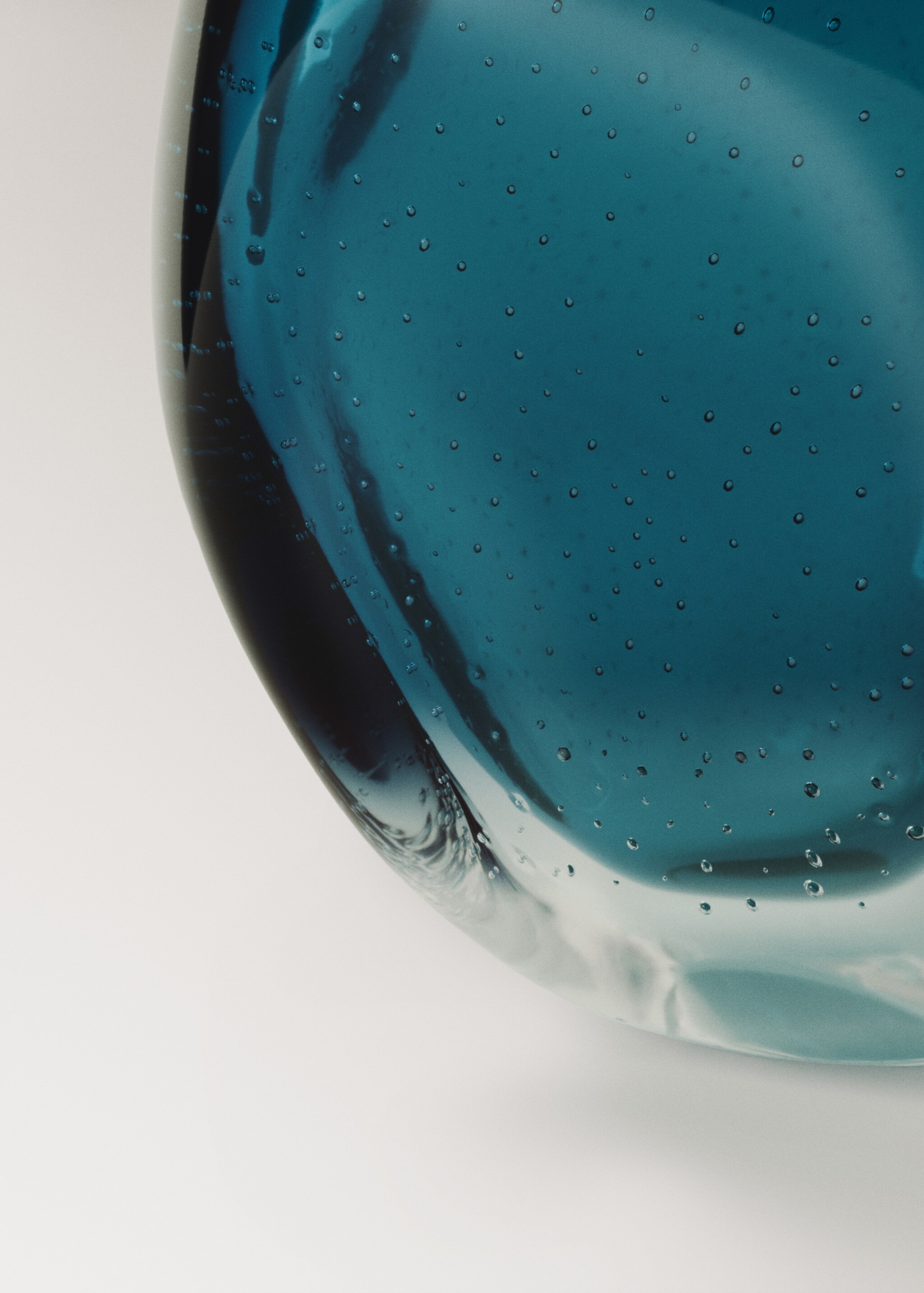 Low irregular glass vase - Details of the article 1, Ink Blue. Ref: 17064133-00.