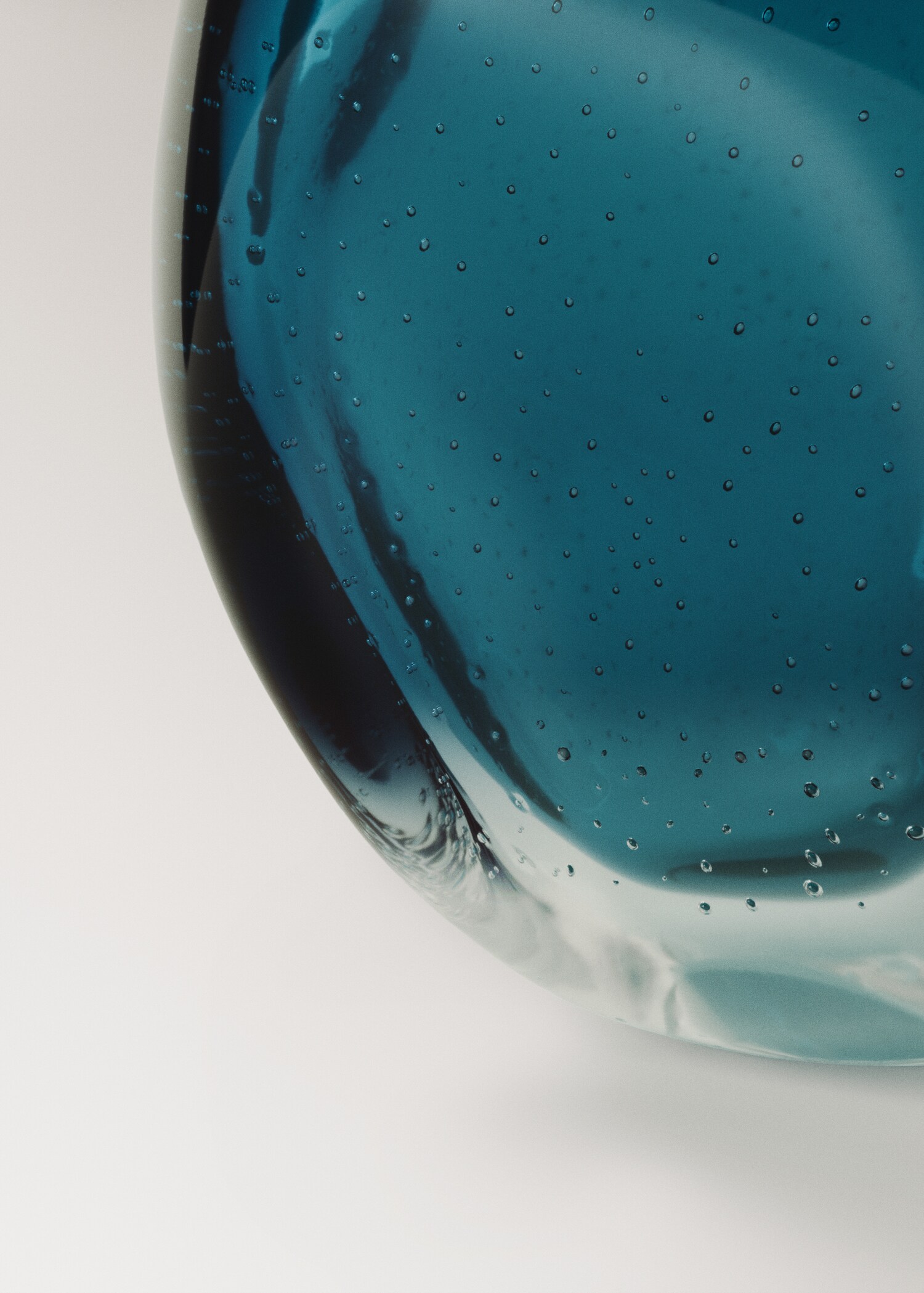 Low irregular glass vase - Details of the article 1