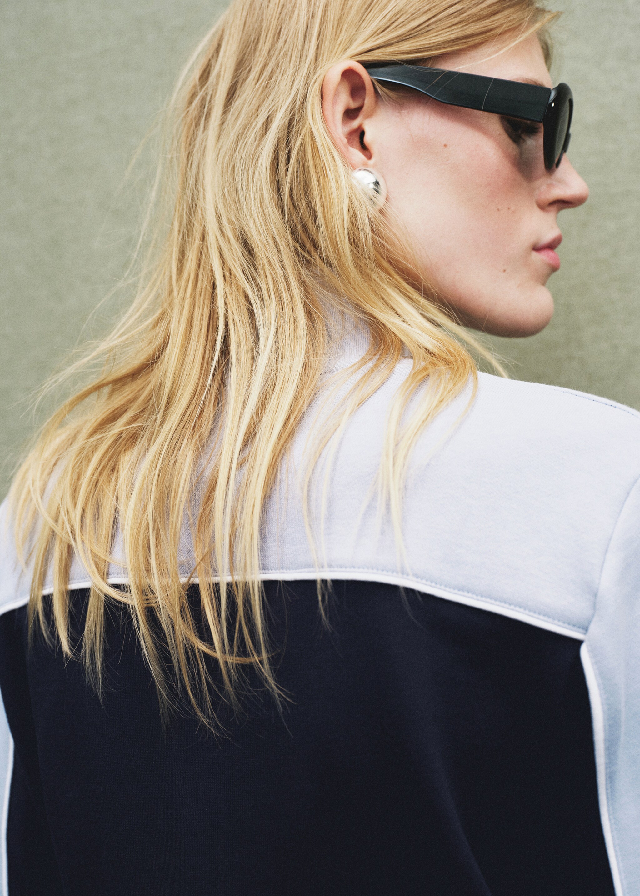 Two-tone fitted jacket - Details of the article 1, Blue. Ref: 17064141-00.