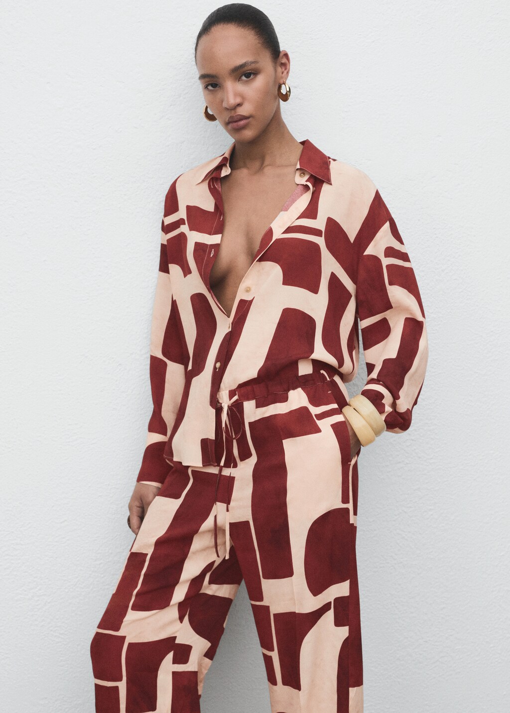 Fluid pants with geometric pattern - image 4