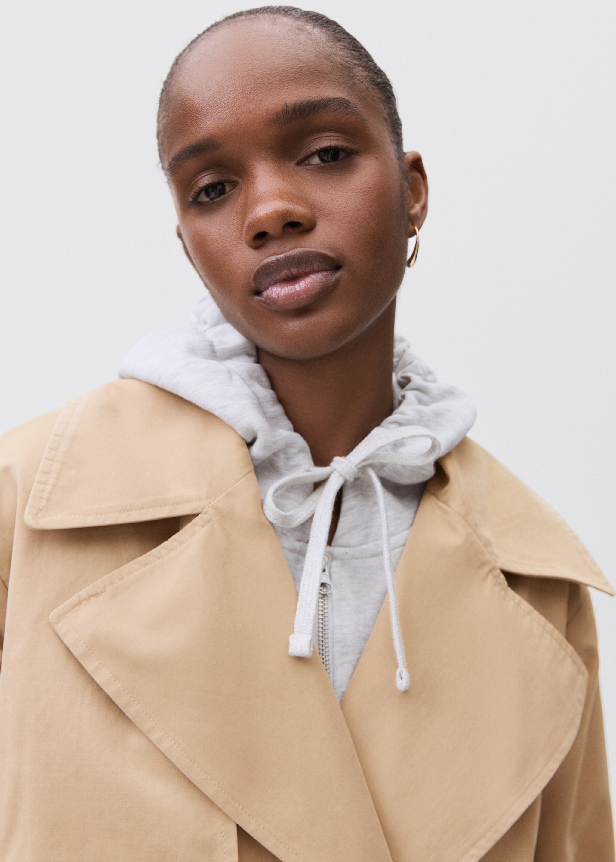 Trench curt creuat - Detall de l'article 1, Beige. Ref: 17064405-00.