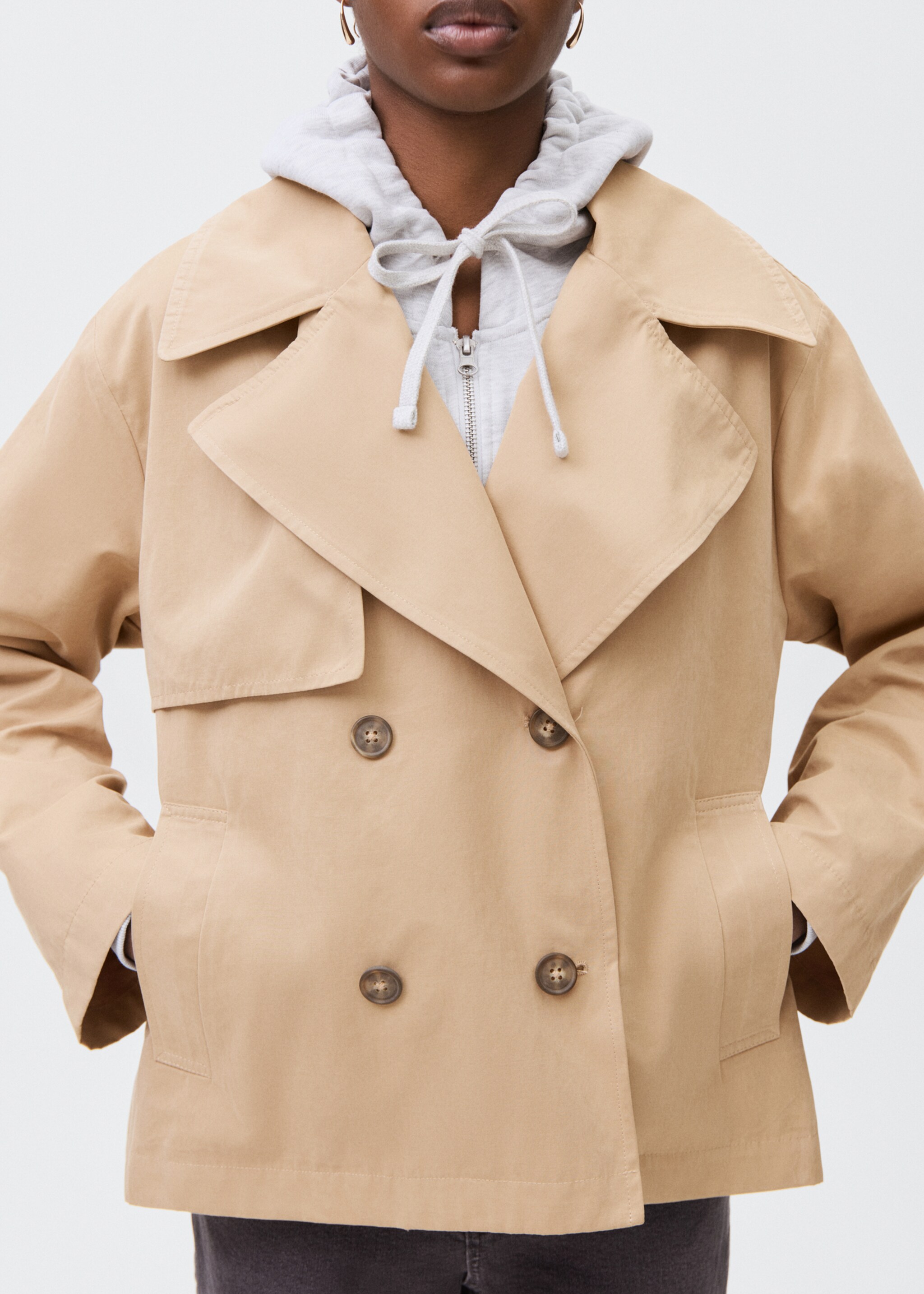 Trench curt creuat - Detall de l'article 6, Beige. Ref: 17064405-00.