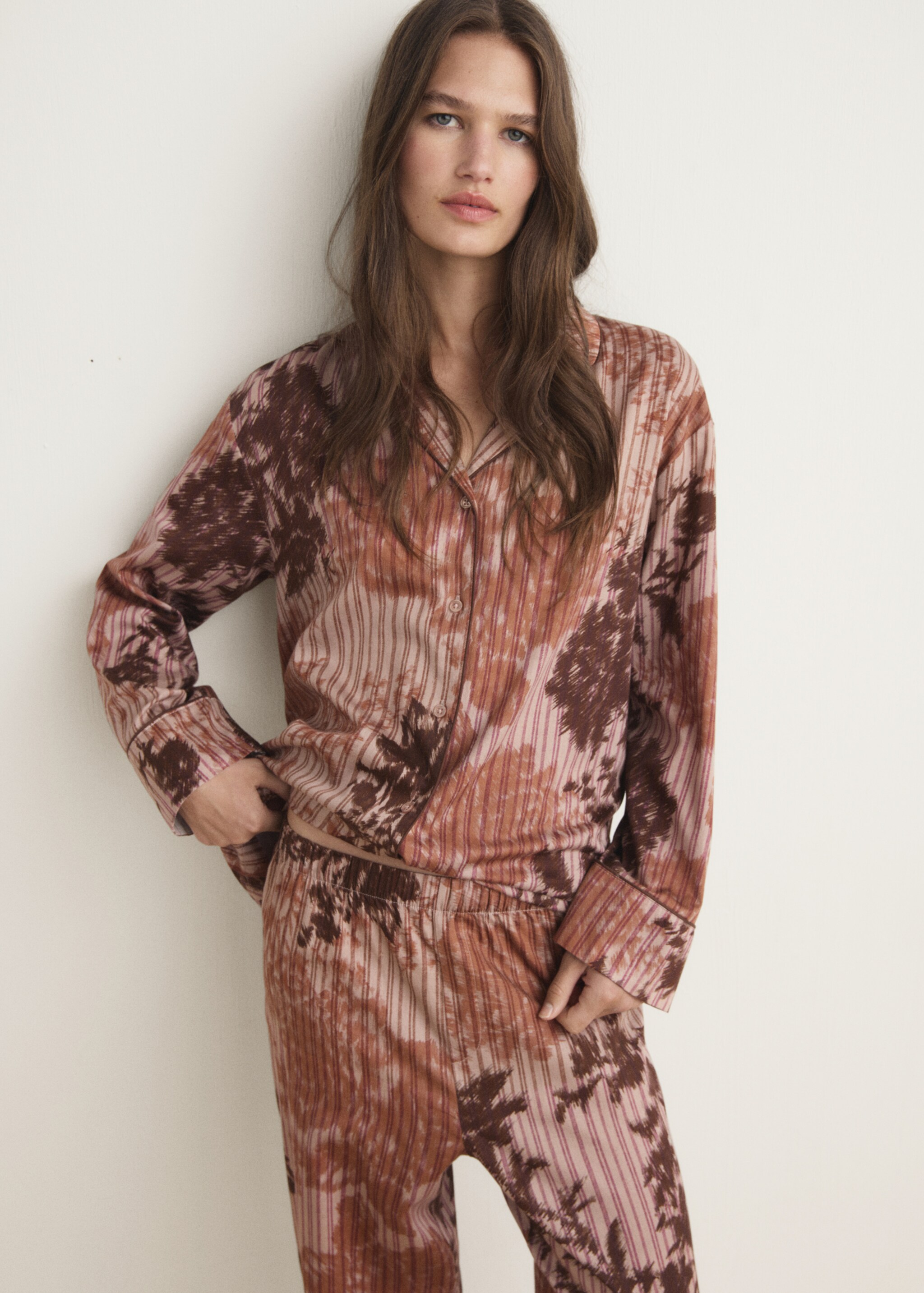 Pyjama bottoms with blurred print - Details of the article 2, Brown. Ref: 17064437-00.