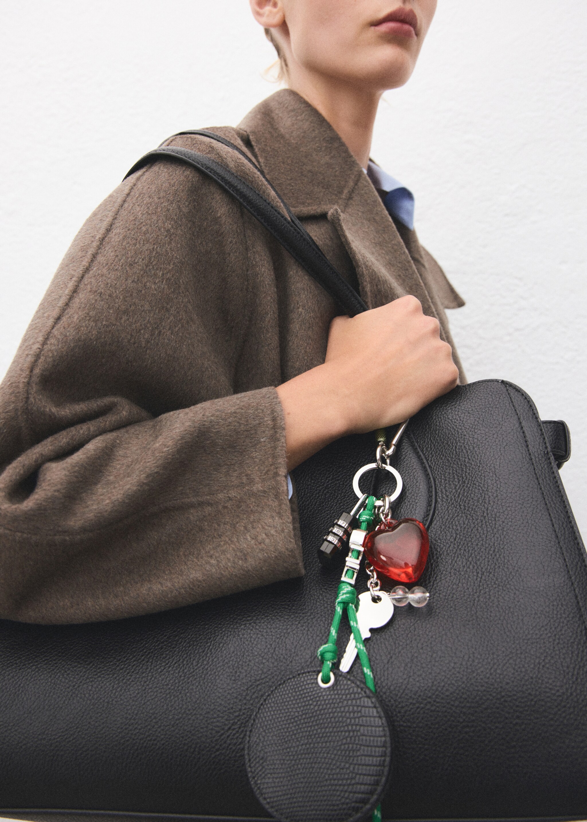Multi-charm mirror keyring - Details of the article 9, Green. Ref: 17064442-00.