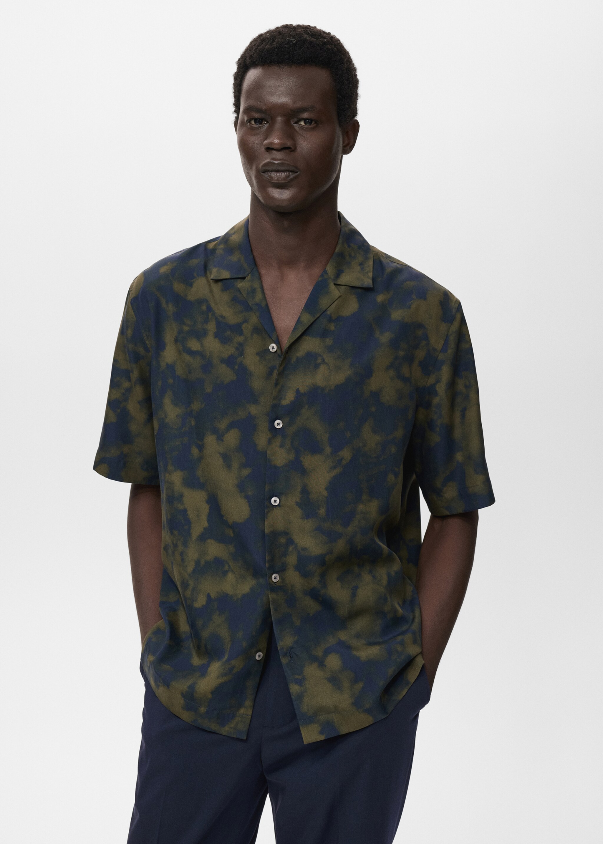 Chemise regular-fit fluide imprimée - Plan moyen, Olive. Ref: 17064448-00.