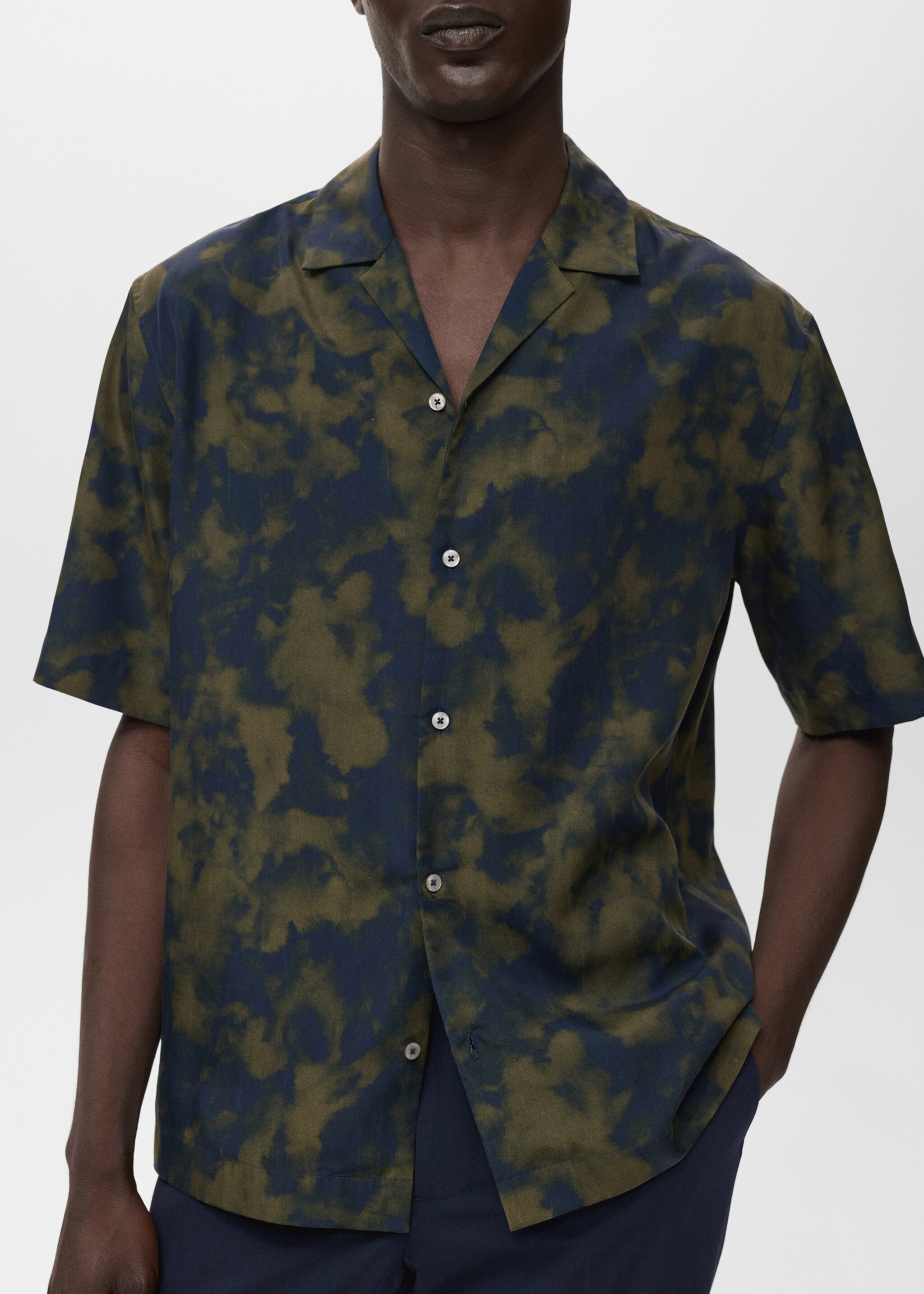 Chemise regular-fit fluide imprimée - Détail de l'article 6, Olive. Ref: 17064448-00.