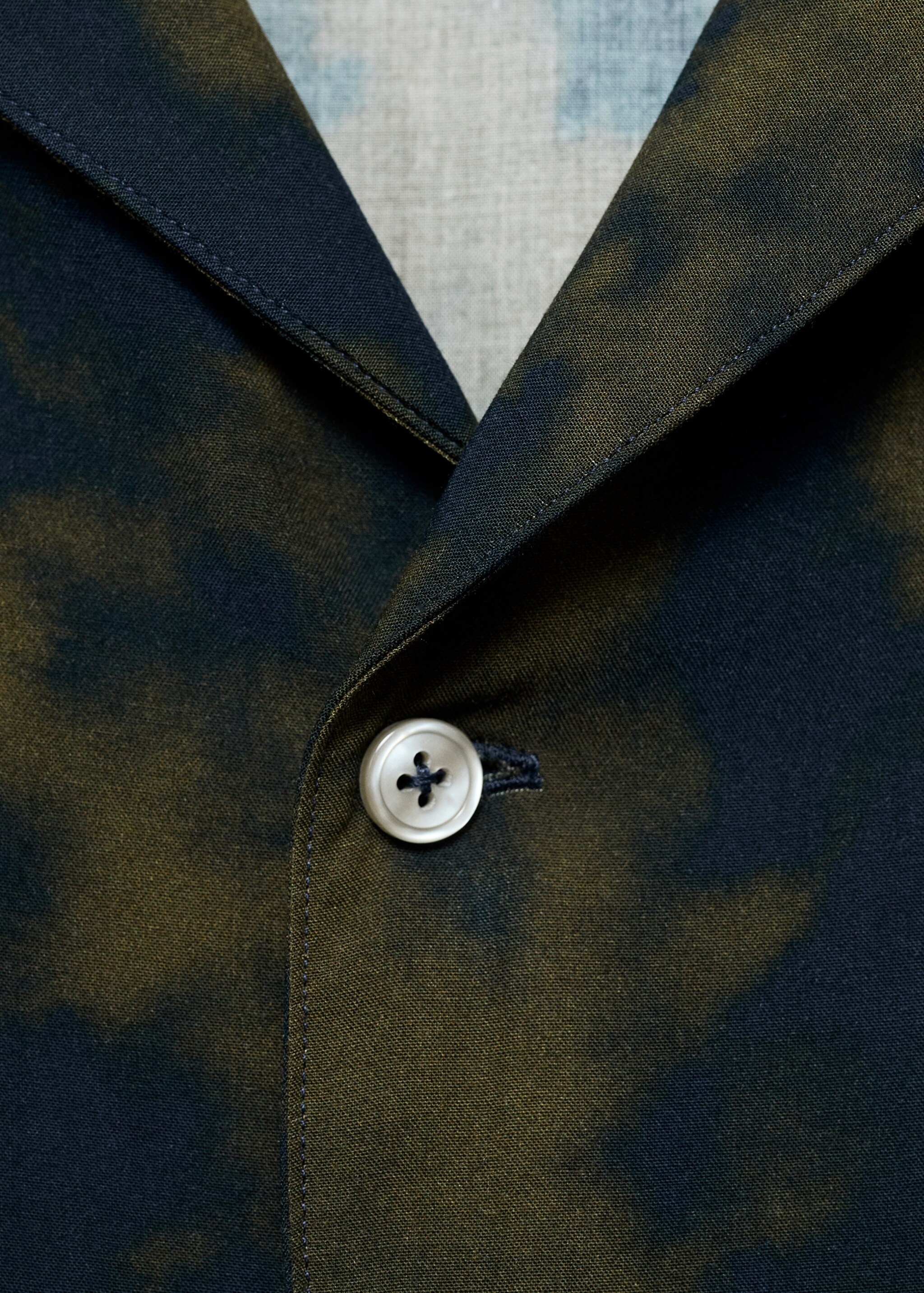 Chemise regular-fit fluide imprimée - Détail de l'article 8, Olive. Ref: 17064448-00.