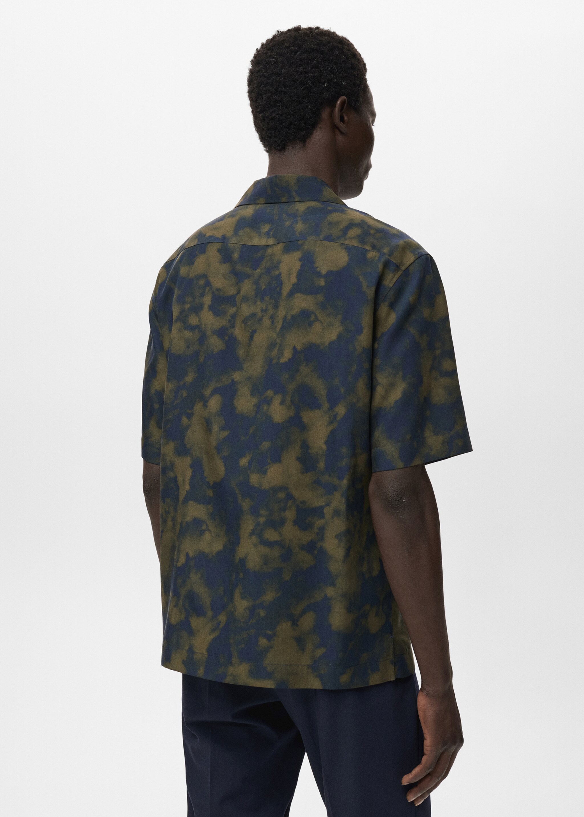 Chemise regular-fit fluide imprimée - Verso de l’article, Olive. Ref: 17064448-00.
