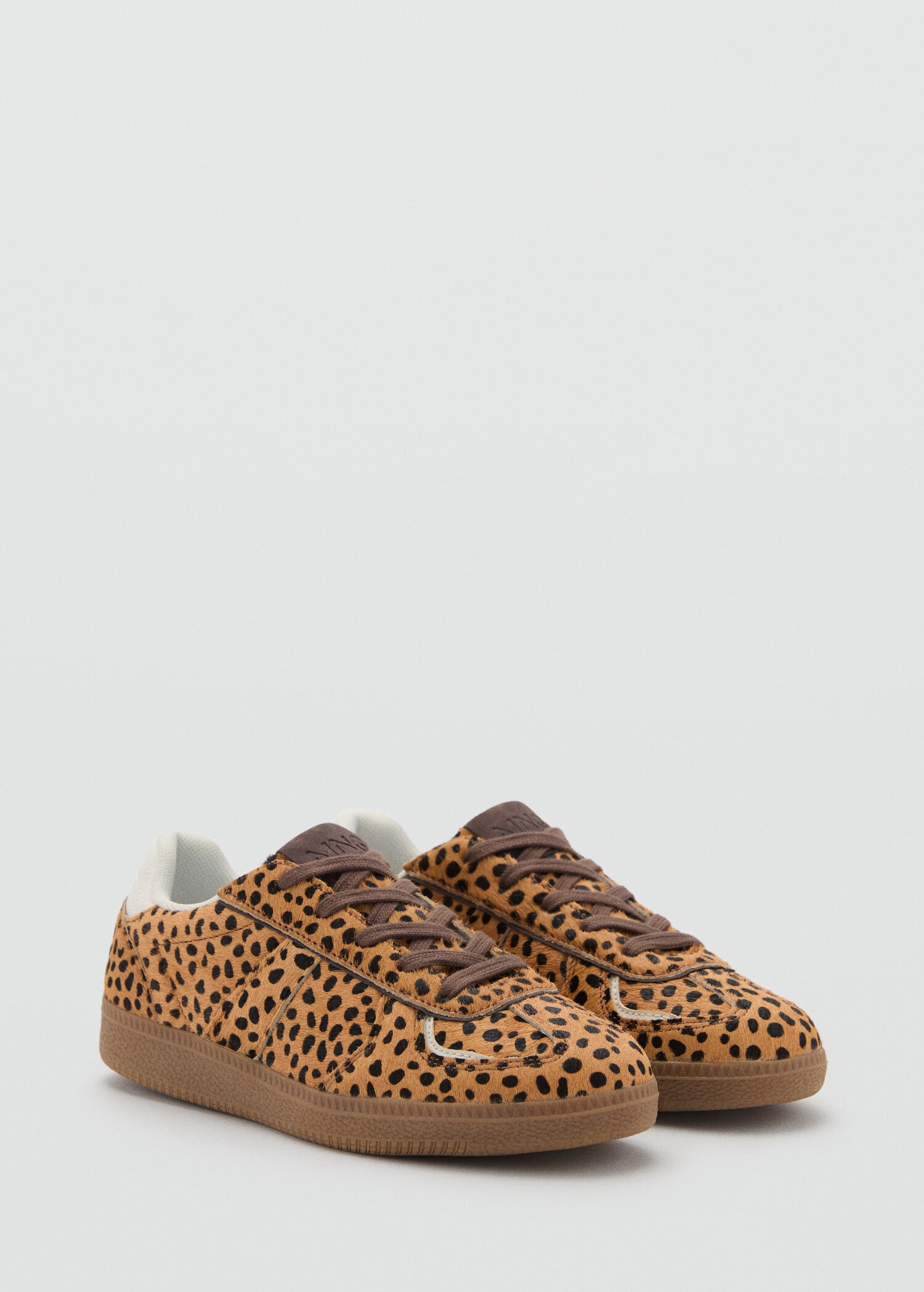 Deportivas pelo leopardo - Plano medio