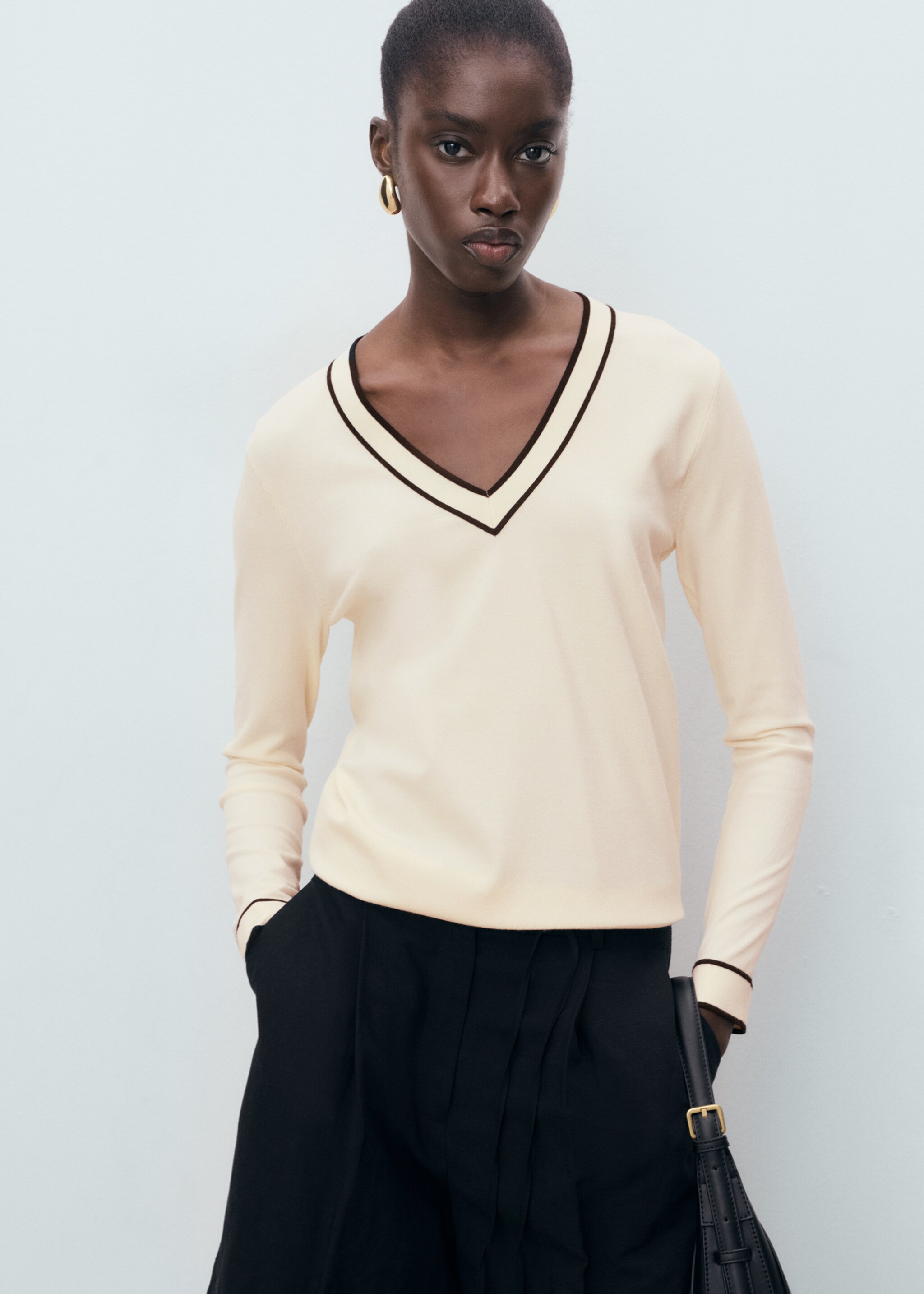 Contrasting V-neck sweater - Medium plane, Ecru. Ref: 17064779-00.