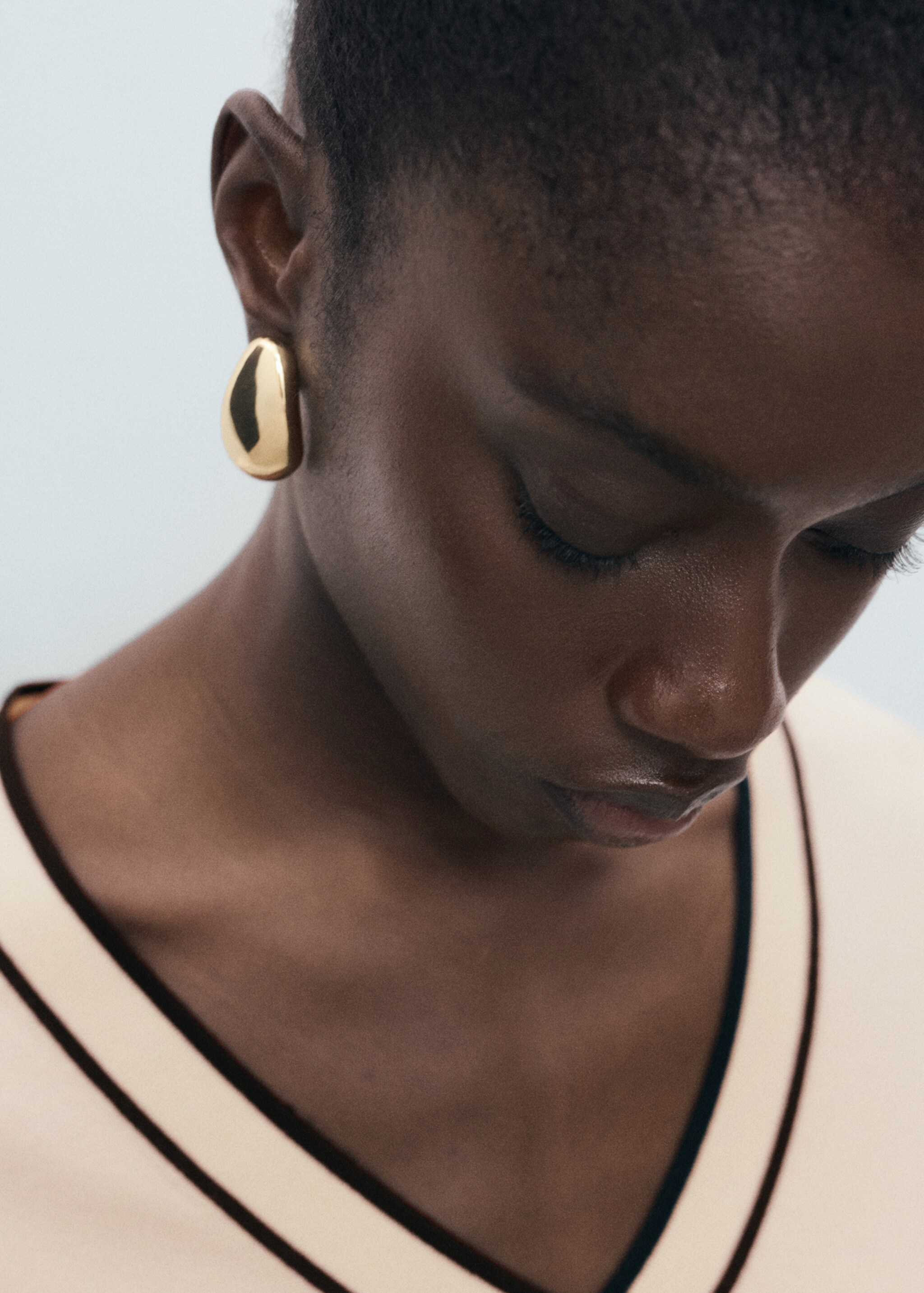 Contrasting V-neck sweater - Details of the article 1, Ecru. Ref: 17064779-00.