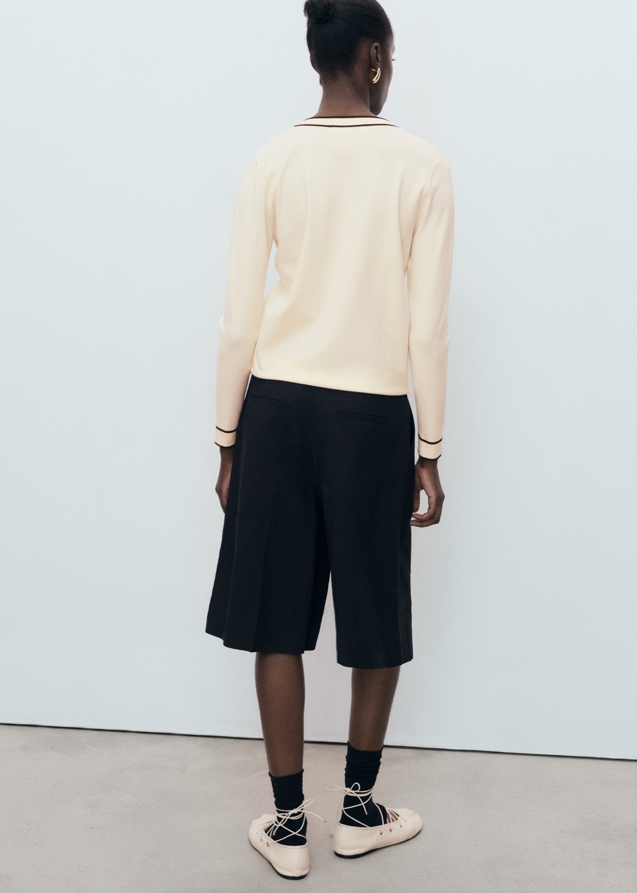 Contrasting V-neck sweater - Reverse of the article, Ecru. Ref: 17064779-00.