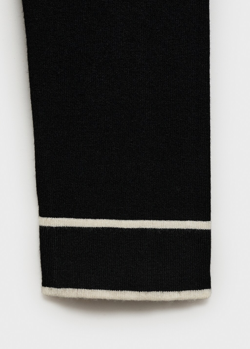 Contrasting V-neck sweater