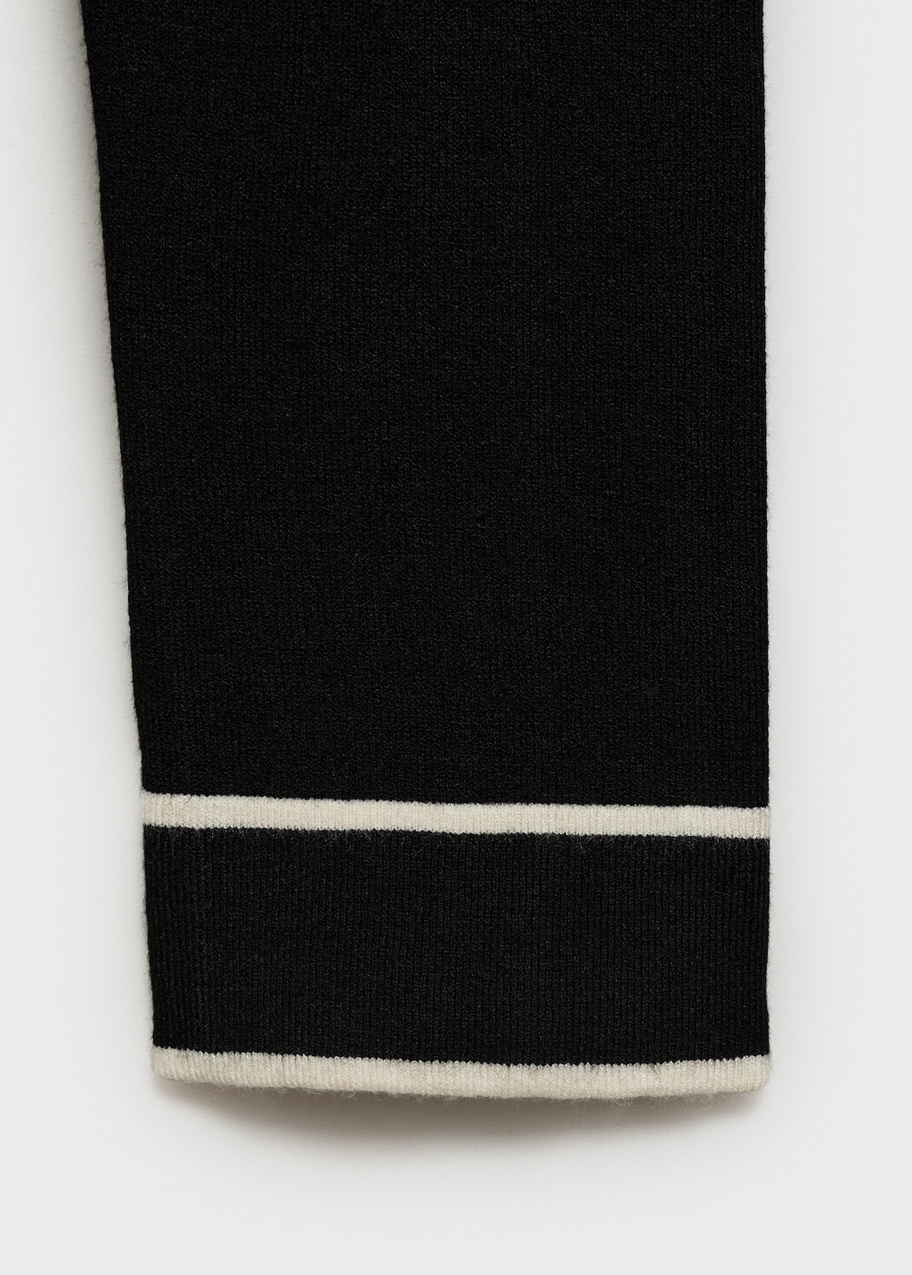 Contrasting V-neck sweater