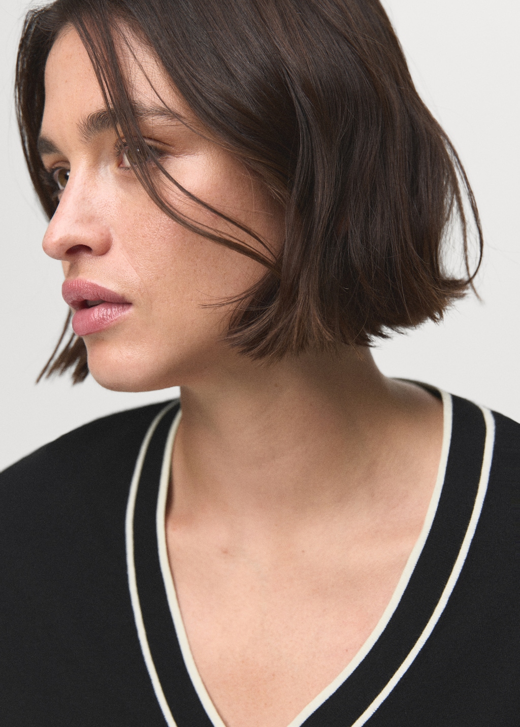 Contrasting V-neck sweater