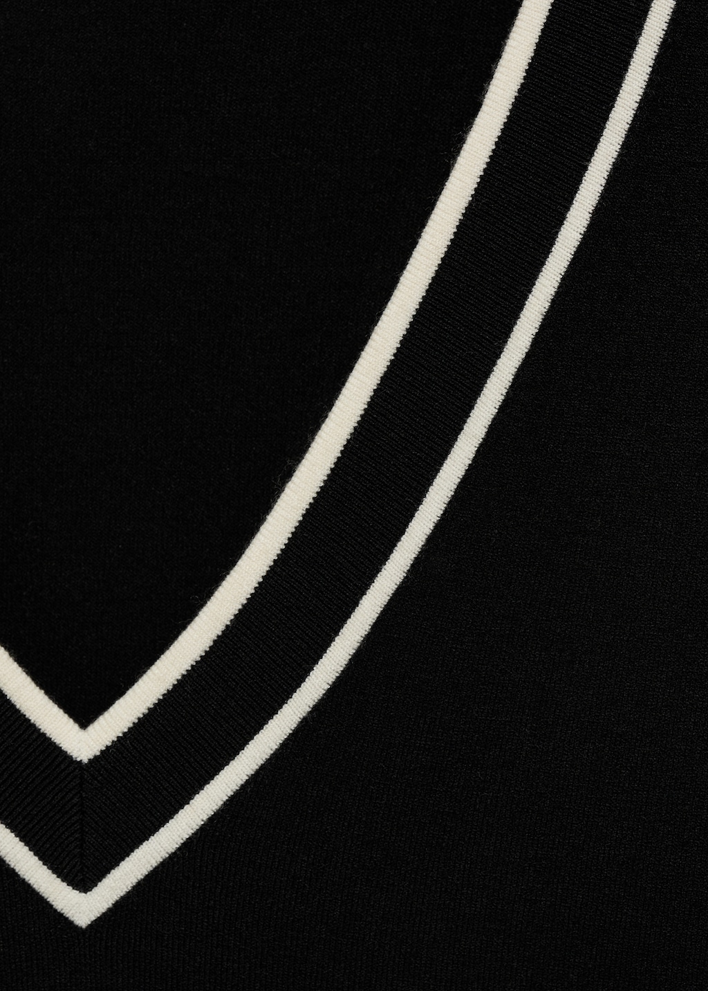 Contrasting V-neck sweater