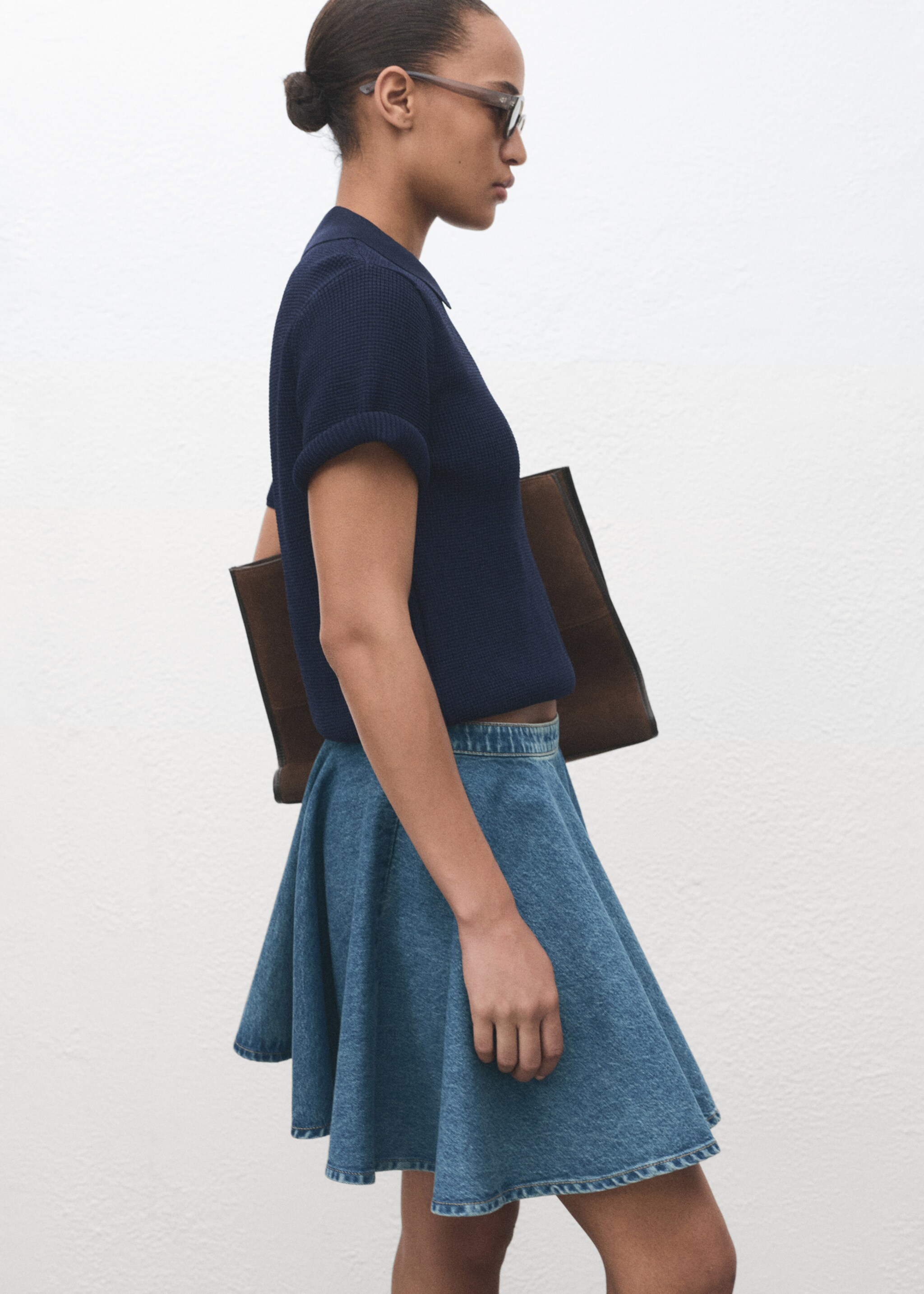 Short denim skirt - Details of the article 2, Medium Blue. Ref: 17064788-00.