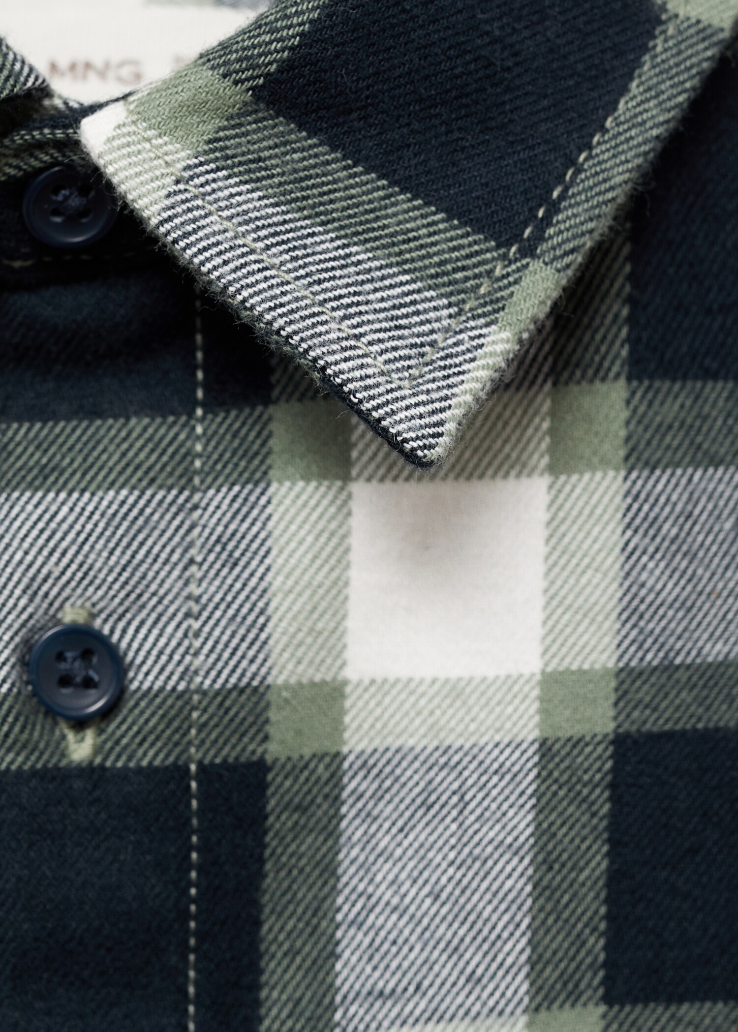 Camisa theob - Pormenor do artigo 8