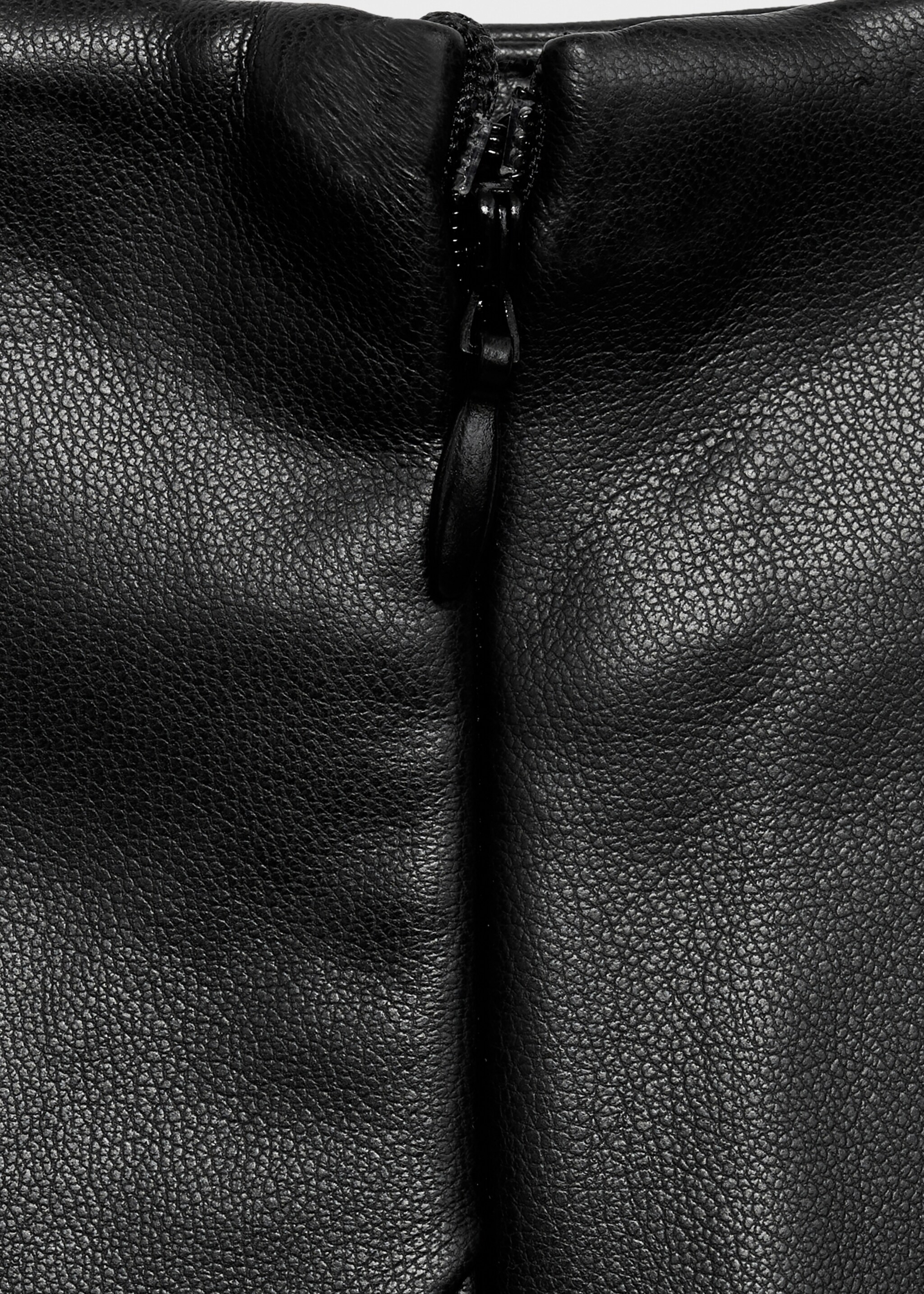 Leather-effect culottes - Details of the article 8, Black. Ref: 17065161-00.