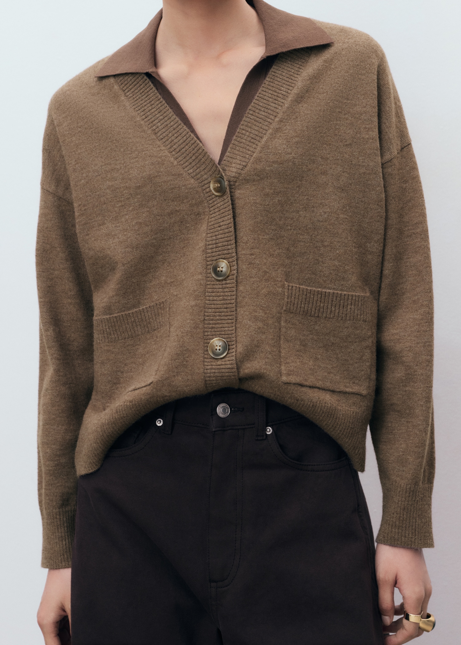 V-neck cardigan with pockets - Details of the article 6