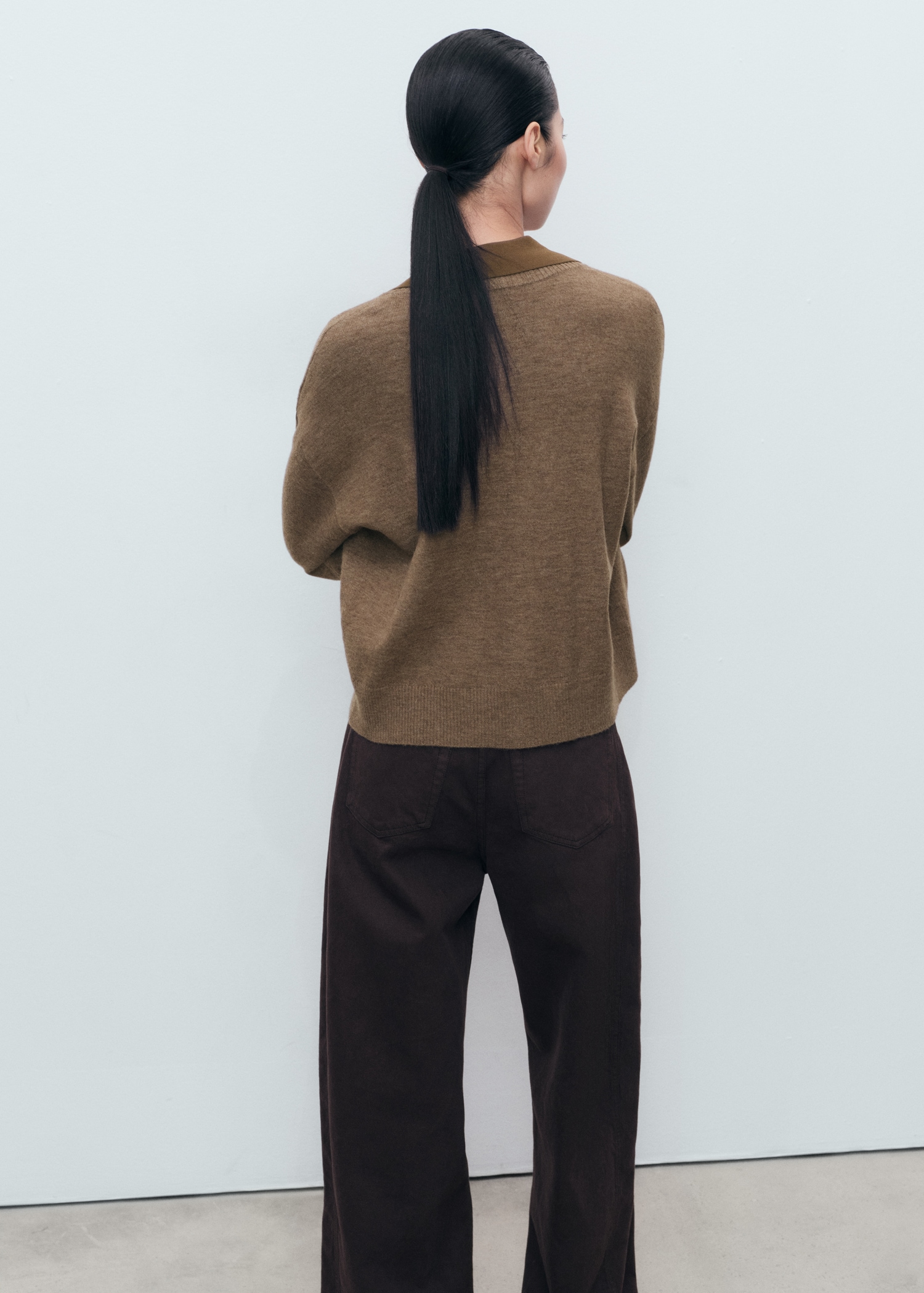 V-neck cardigan with pockets - Reverse of the article