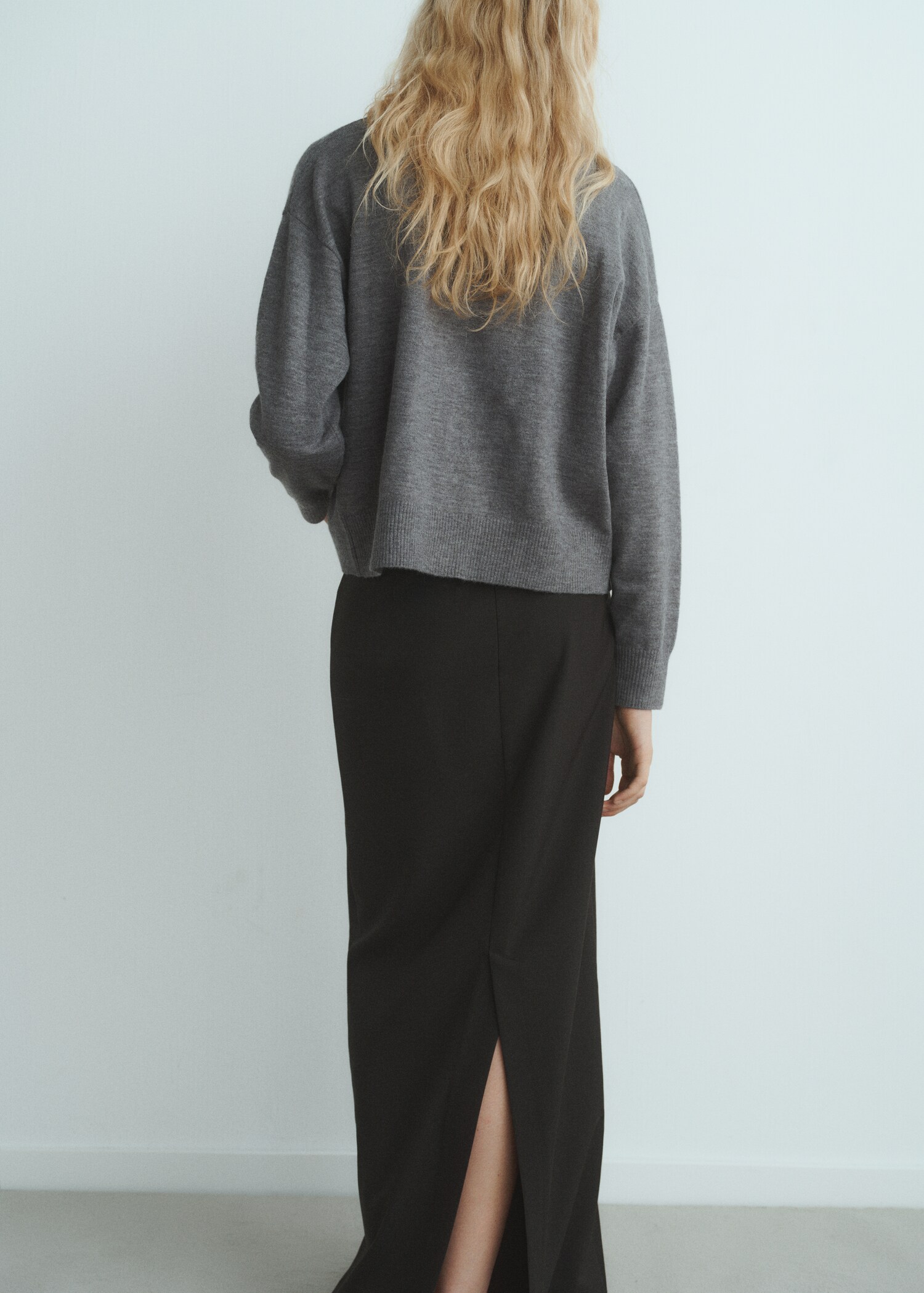V-neck cardigan with pockets - Reverse of the article