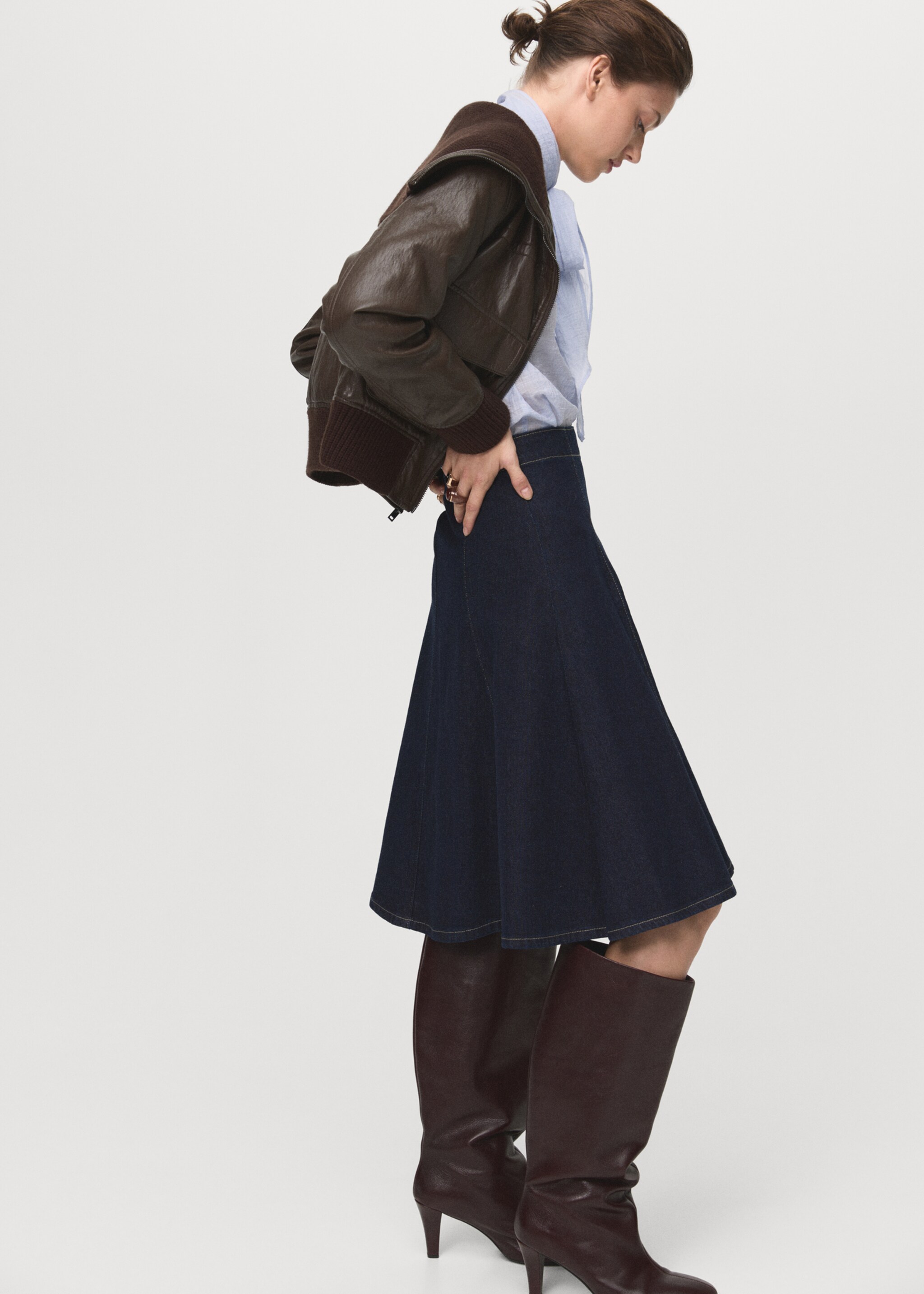 Denim midi-skirt with stitching - Details of the article 2, Open Blue. Ref: 17065805-00.